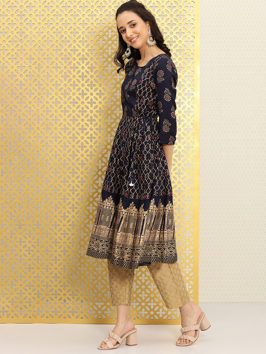 Ode by House of Pataudi Women Navy Blue & Gold-Toned Printed Jashn A-Line Kurta
Ode by House of Pataudi Women Navy Blue & Gold-Toned Printed Jashn A-Line Kurta