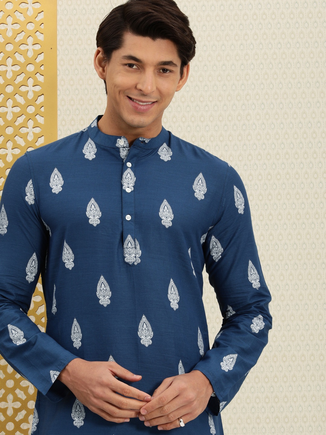 House of Pataudi Men Blue & White Ethnic Motifs Printed Pure Cotton Rozana Straight Kurta
House of Pataudi Men Blue & White Ethnic Motifs Printed Pure Cotton Rozana Straight Kurta