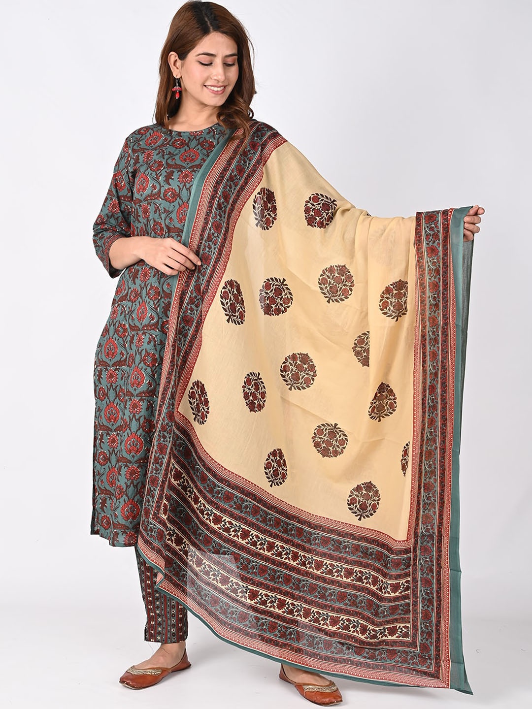 ESME Women Teal Blue & Brown Ethnic Motifs Pure Cotton Kurta With Trousers & Dupatta
ESME Women Teal Blue & Brown Ethnic Motifs Pure Cotton Kurta With Trousers & Dupatta