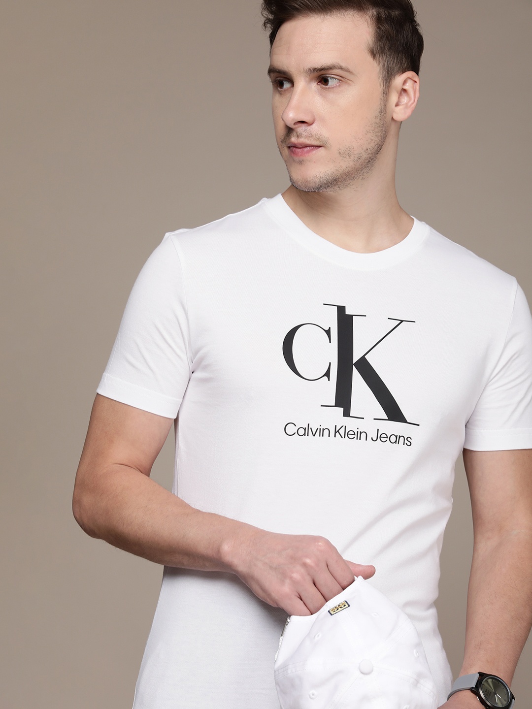 Calvin Klein Jeans Men White & Black Brand Logo Printed Pure Cotton Slim Fit T-shirt
Calvin Klein Jeans Men White & Black Brand Logo Printed Pure Cotton Slim Fit T-shirt