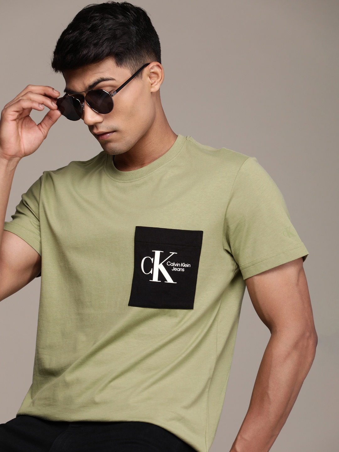 Calvin Klein Jeans Men Olive Green & Black Brand Logo Printed Pure Cotton T-shirt
Calvin Klein Jeans Men Olive Green & Black Brand Logo Printed Pure Cotton T-shirt