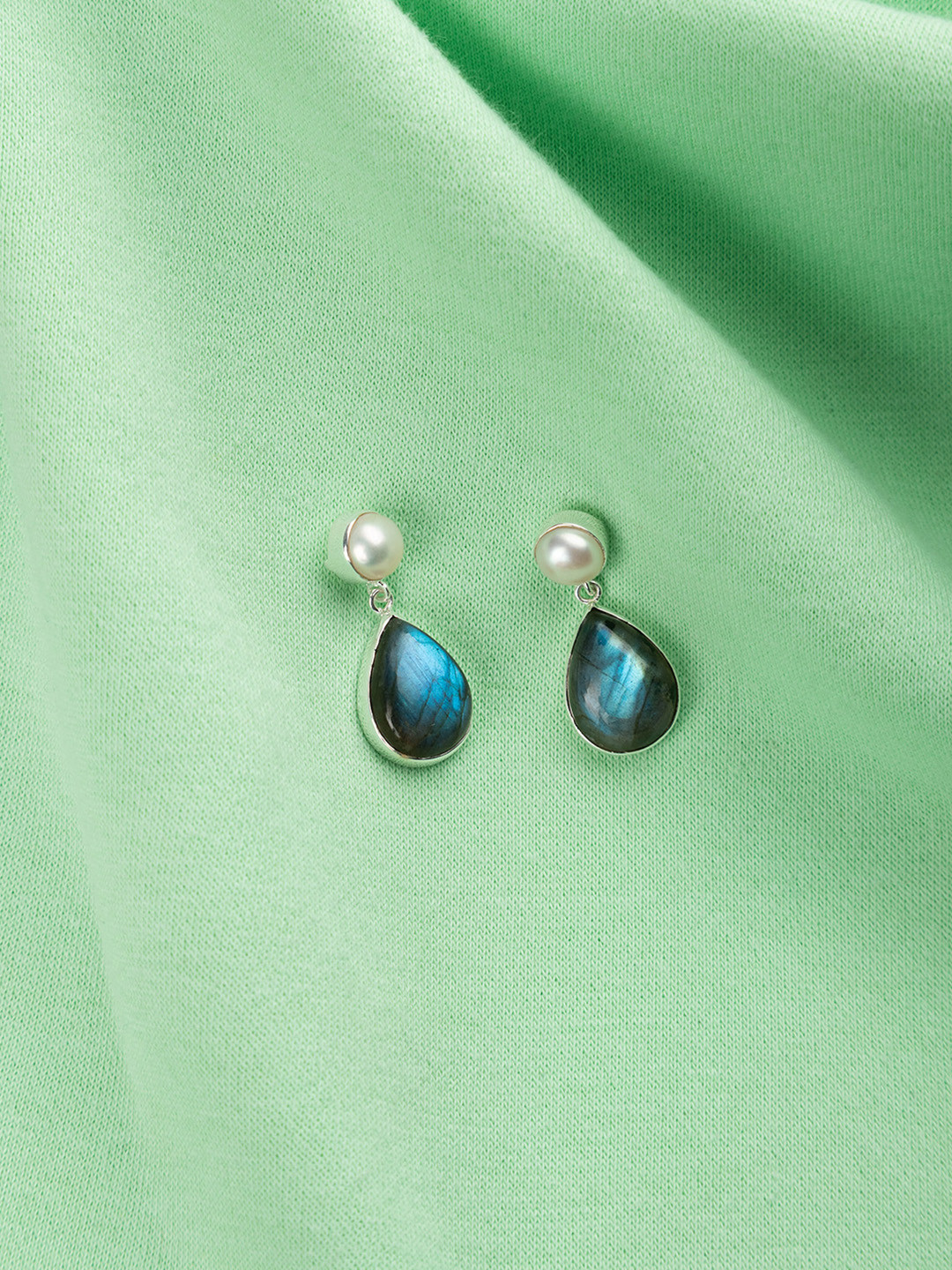 ExclusiveLane Silver-Toned Teardrop Shaped Studs Earrings
ExclusiveLane Silver-Toned Teardrop Shaped Studs Earrings