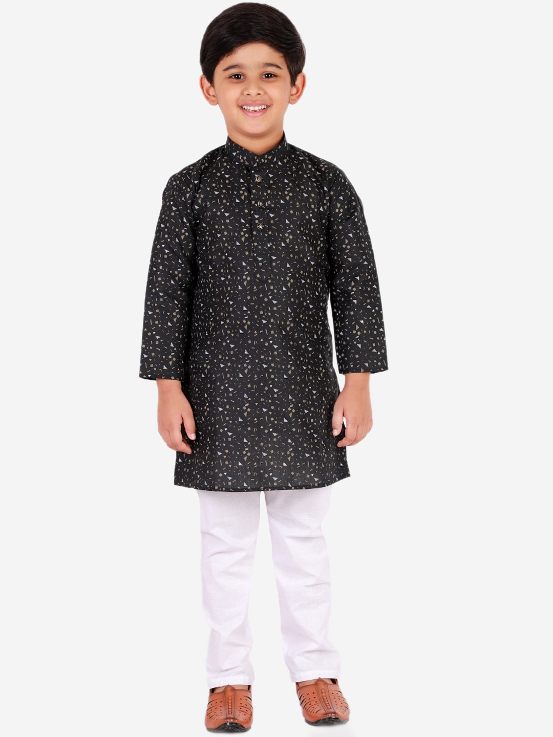 Pro-Ethic STYLE DEVELOPER Boys Black & White Printed Kurta with Pyjamas
Pro-Ethic STYLE DEVELOPER Boys Black & White Printed Kurta with Pyjamas