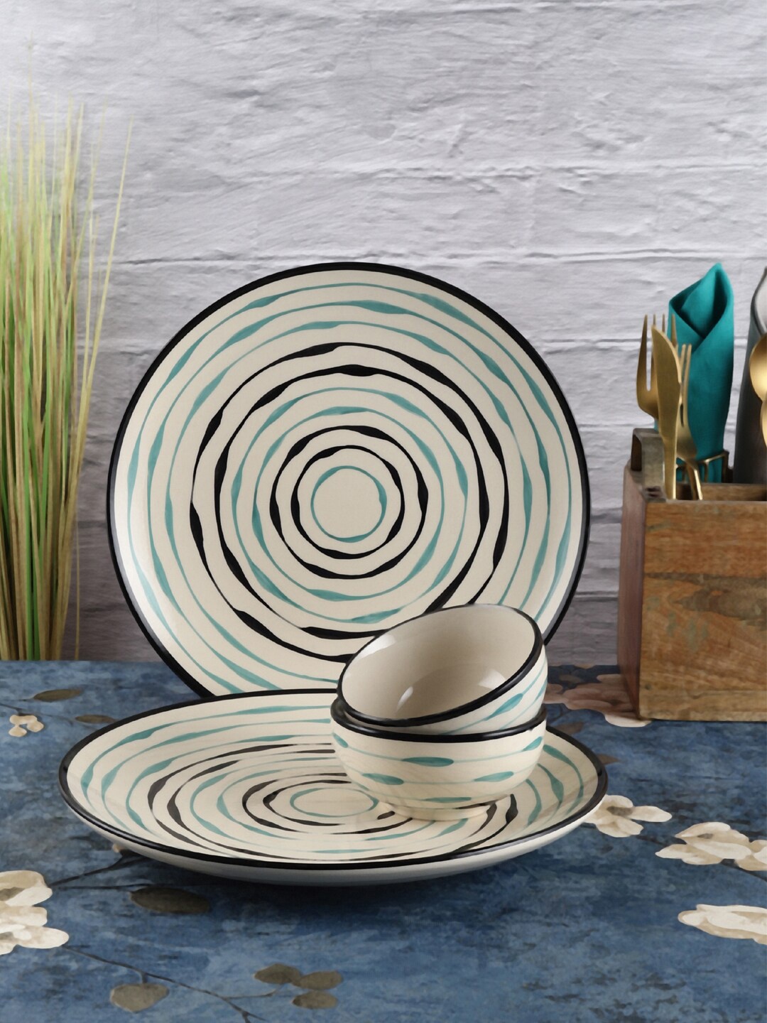 VarEesha Off White & Blue 4 Pieces Handcrafted and Hand Painted Printed Ceramic Glossy Dinner Set
VarEesha Off White & Blue 4 Pieces Handcrafted and Hand Painted Printed Ceramic Glossy Dinner Set