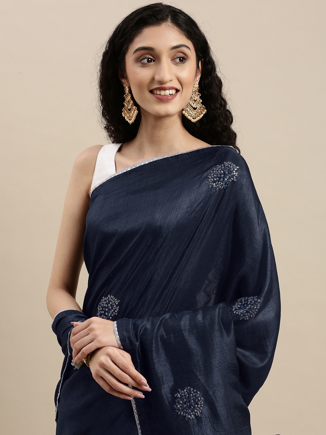 Mitera Navy Blue Ethnic Motifs Sequinned Silk Blend Saree with Contrast Blouse Piece
Mitera Navy Blue Ethnic Motifs Sequinned Silk Blend Saree with Contrast Blouse Piece