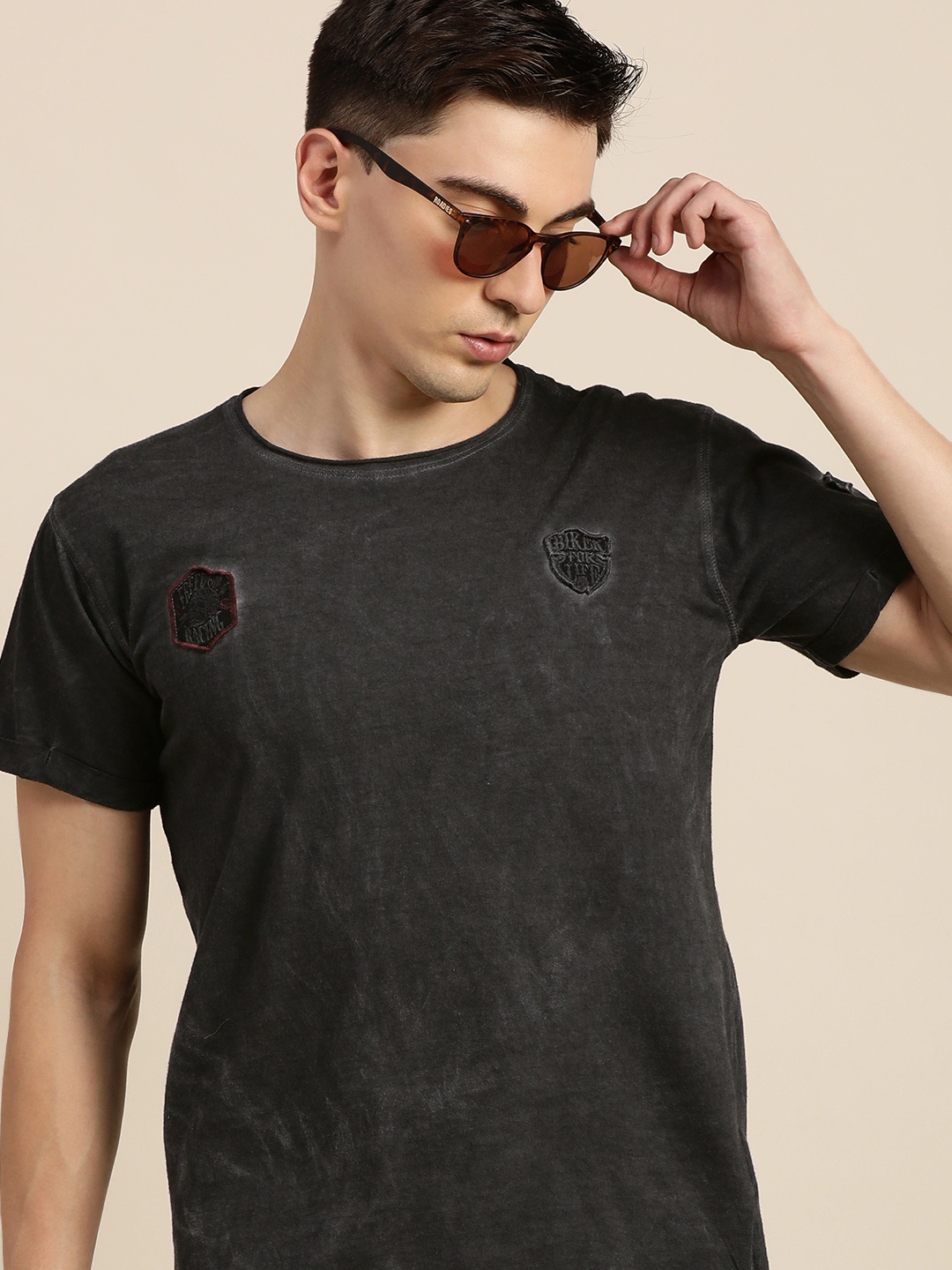 Difference of Opinion Men Charcoal Grey Pure Cotton Solid T-shirt with Applique Detail
Difference of Opinion Men Charcoal Grey Pure Cotton Solid T-shirt with Applique Detail