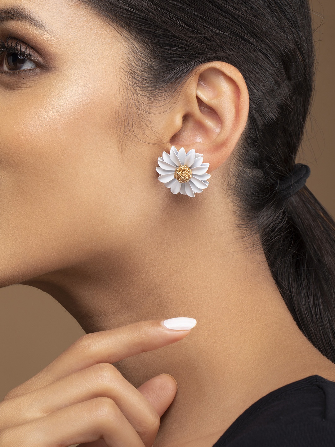 TOKYO TALKIES X rubans FASHION ACCESSORIES Set of 2 Floral & Square Shaped Earrings, White
TOKYO TALKIES X rubans FASHION ACCESSORIES Set of 2 Floral & Square Shaped Earrings, White