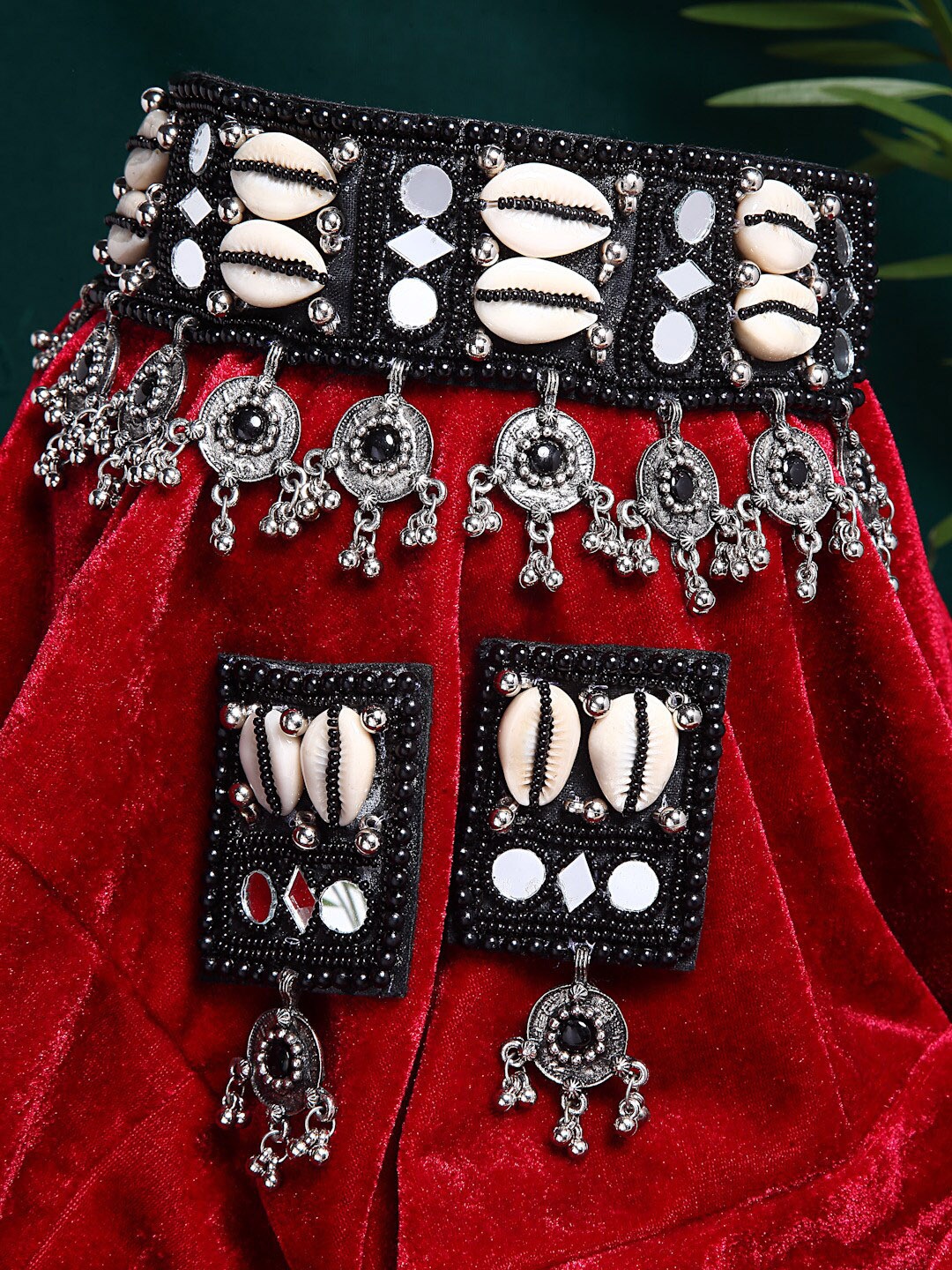Sargi Silver-Plated Black & White Cowri Studded & Beaded Tasselled Mirror Jewellery Set
Sargi Silver-Plated Black & White Cowri Studded & Beaded Tasselled Mirror Jewellery Set