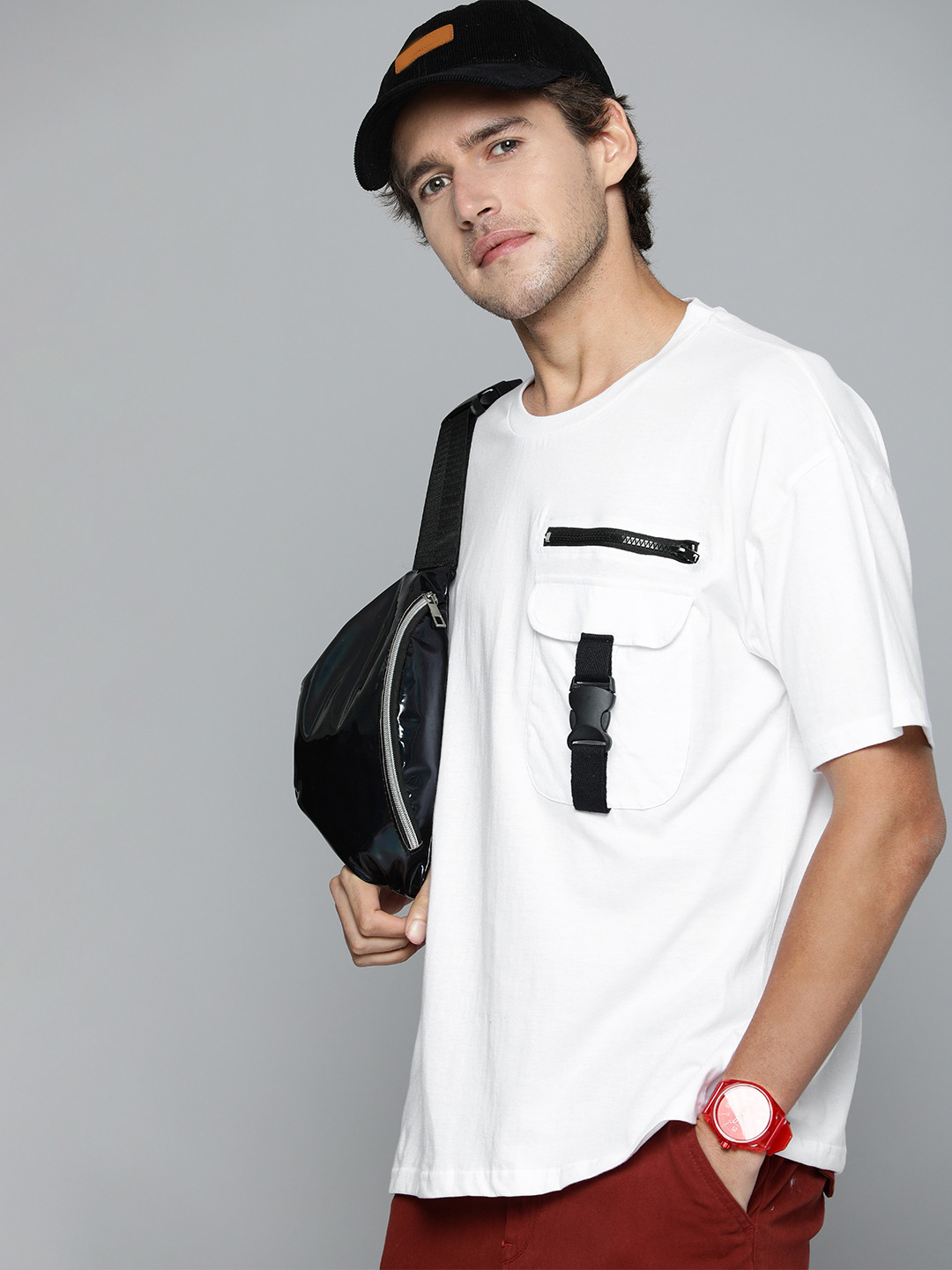 Kook N Keech Men White & Black Solid Pure Cotton T-shirt With Buckle Pocket Detailing 
Kook N Keech Men White & Black Solid Pure Cotton T-shirt With Buckle Pocket Detailing