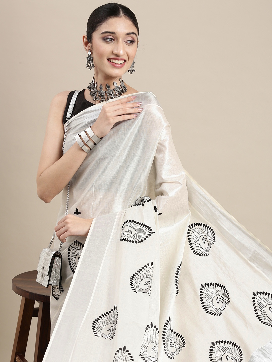 Thara Sarees Women Off White & Black Ethnic Motifs Embroidered Pure Cotton Kasavu Saree
Thara Sarees Women Off White & Black Ethnic Motifs Embroidered Pure Cotton Kasavu Saree