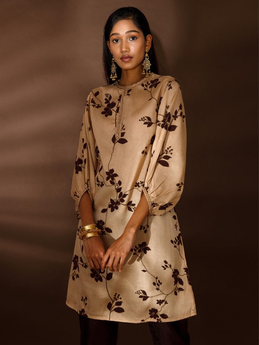 Saaki Women Beige Floral Printed Thread Work Crepe Kurta