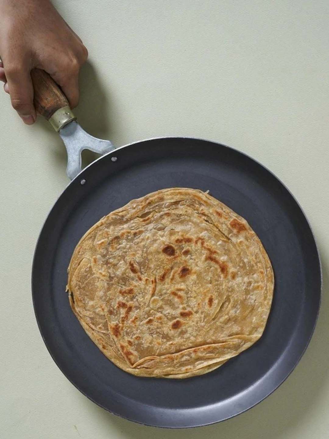 The Indus Valley Black Pre-Seasoned Iron Tawa Wooden Handle Induction Friendly - 26 cm
The Indus Valley Black Pre-Seasoned Iron Tawa Wooden Handle Induction Friendly - 26 cm