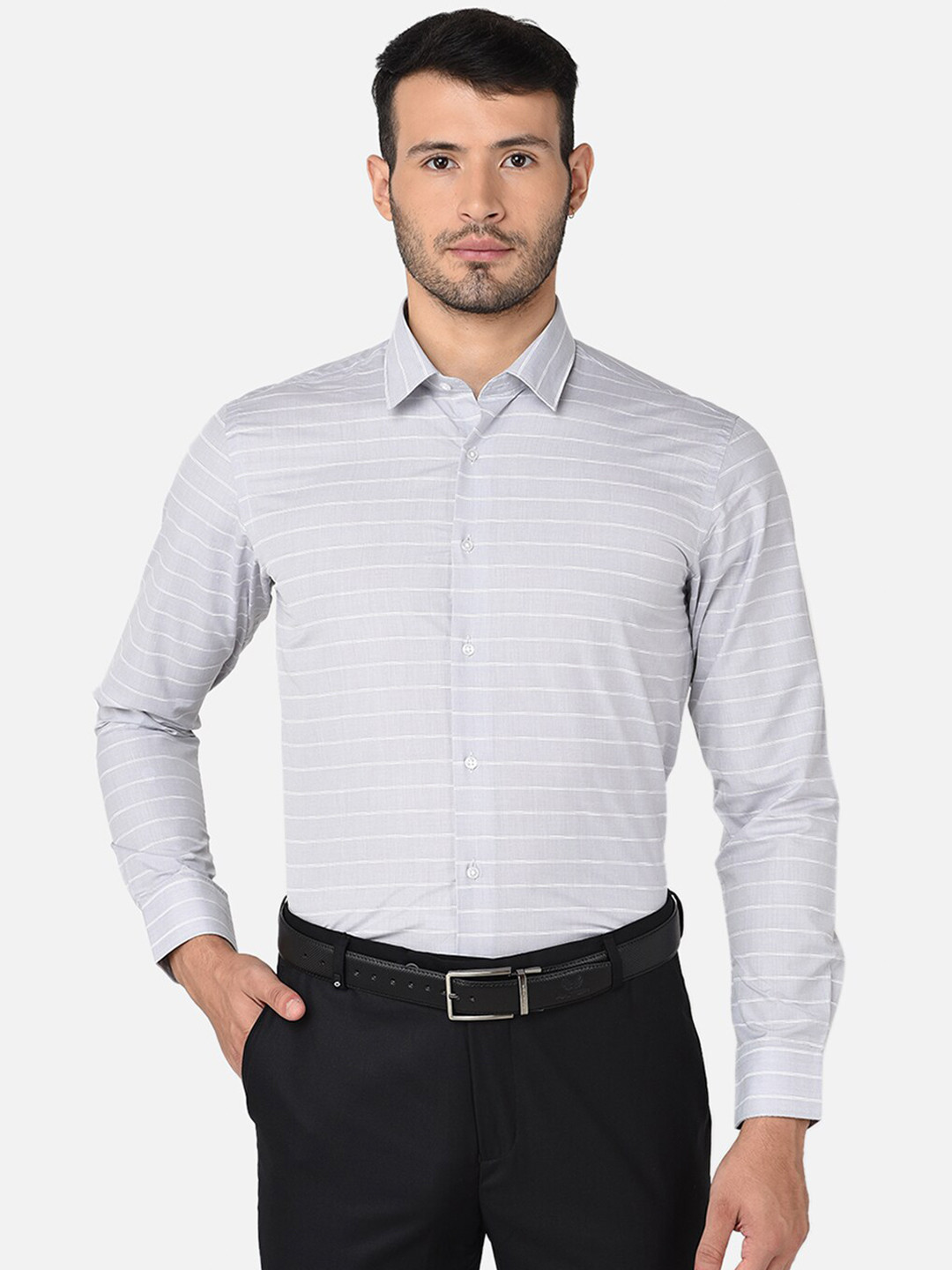 Oxemberg Men Silver-Toned Classic Slim Fit Horizontal Stripes Striped Formal Shirt
Oxemberg Men Silver-Toned Classic Slim Fit Horizontal Stripes Striped Formal Shirt