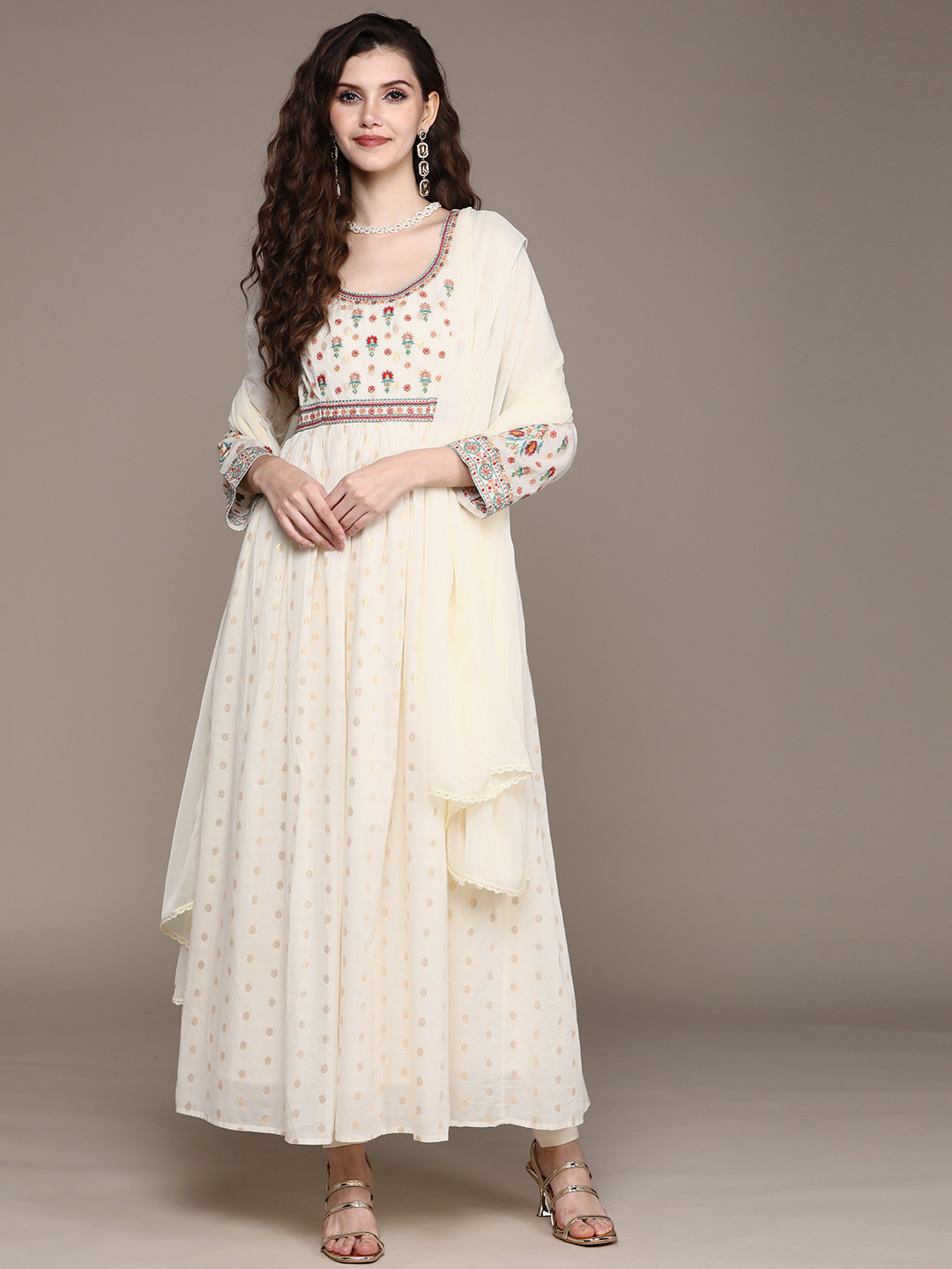 aarke Ritu Kumar Women Off White Floral Embroidered Pleated Thread Work Pure Cotton Kurta With Dupatta
aarke Ritu Kumar Women Off White Floral Embroidered Pleated Thread Work Pure Cotton Kurta With Dupatta
