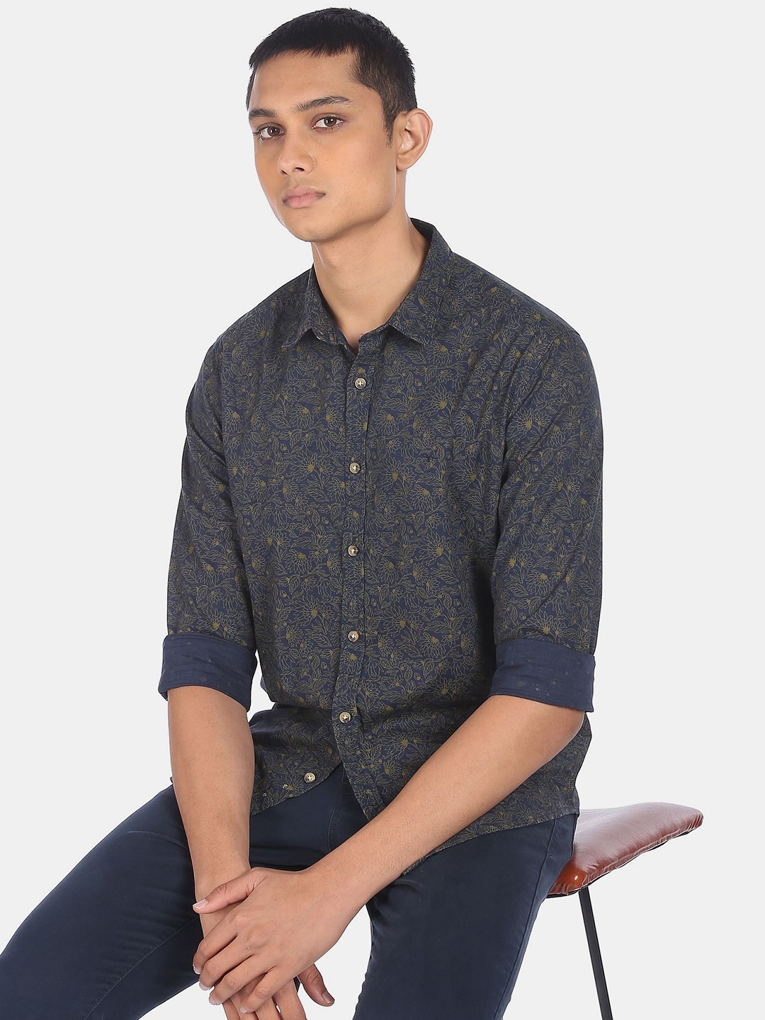 Flying Machine Men Navy Blue & Brown Floral Printed Slim Fit Pure Cotton Casual Shirt
Flying Machine Men Navy Blue & Brown Floral Printed Slim Fit Pure Cotton Casual Shirt