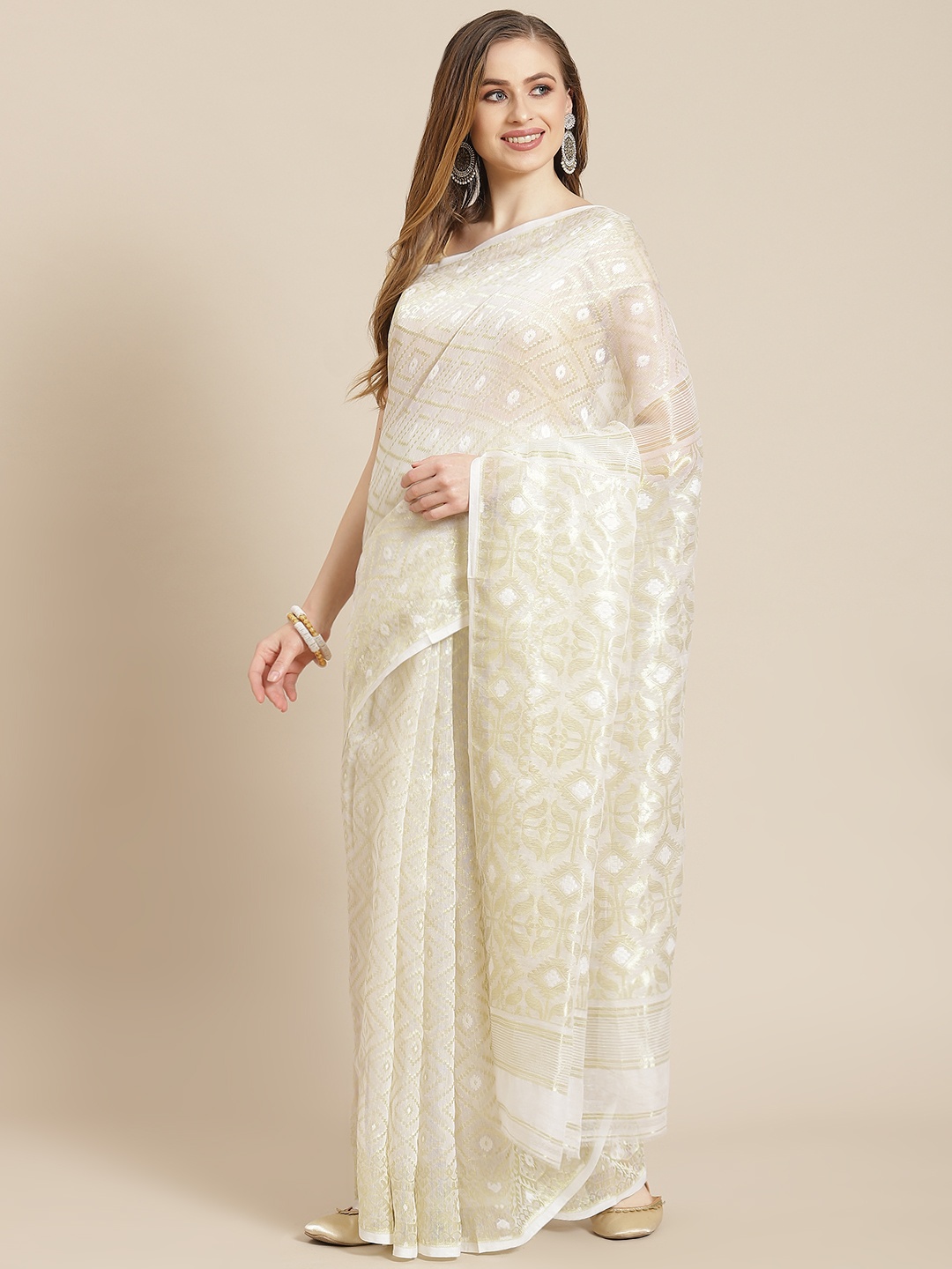 ADITRI Off White & Gold-Toned Ethnic Motifs Woven Design Zari Resham Silk Jamdani Saree
ADITRI Off White & Gold-Toned Ethnic Motifs Woven Design Zari Resham Silk Jamdani Saree