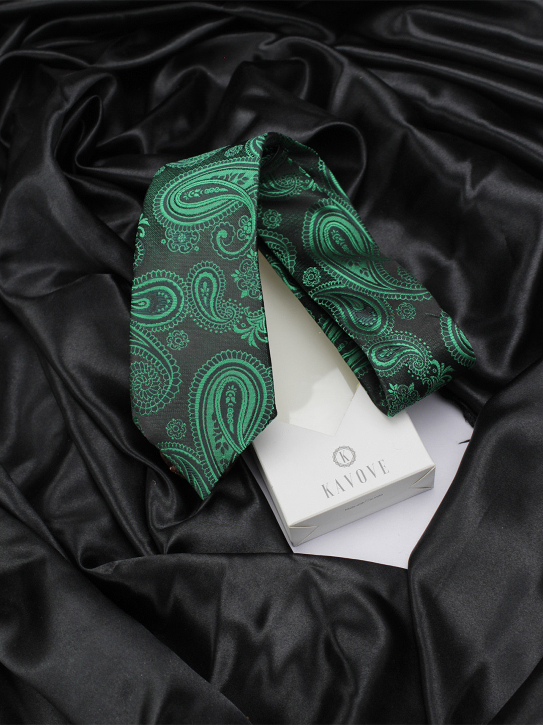 KOVOVE Men Green & Black Woven Design Broad Tie
KOVOVE Men Green & Black Woven Design Broad Tie