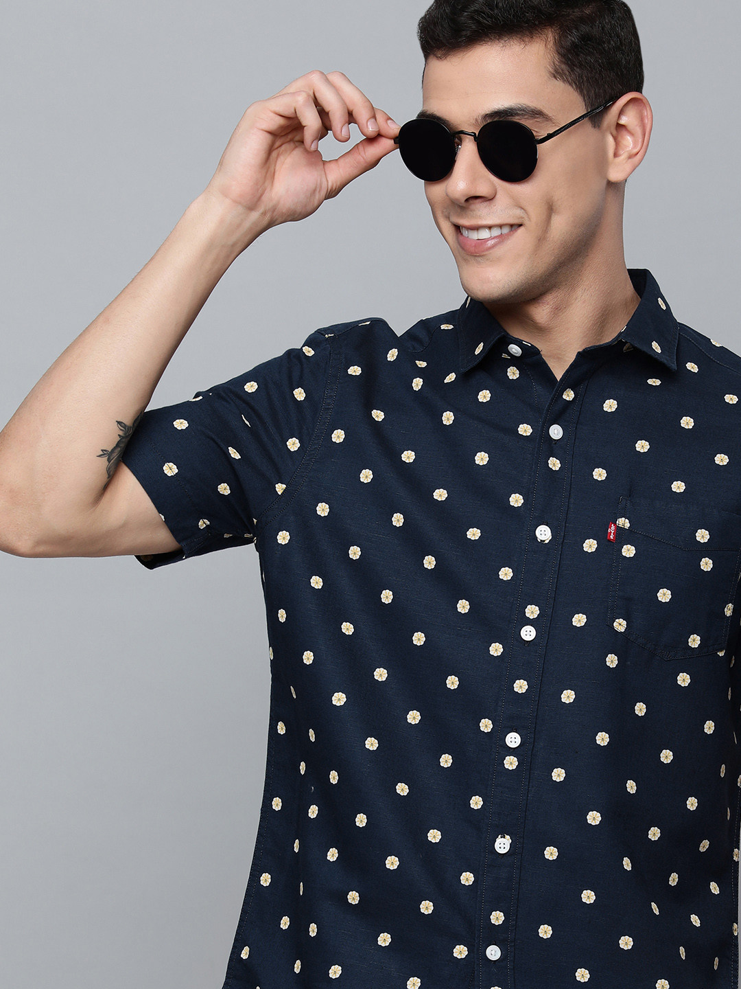 Levis Men Navy Blue Slim Fit Floral Printed Casual Shirt 
Levis Men Navy Blue Slim Fit Floral Printed Casual Shirt