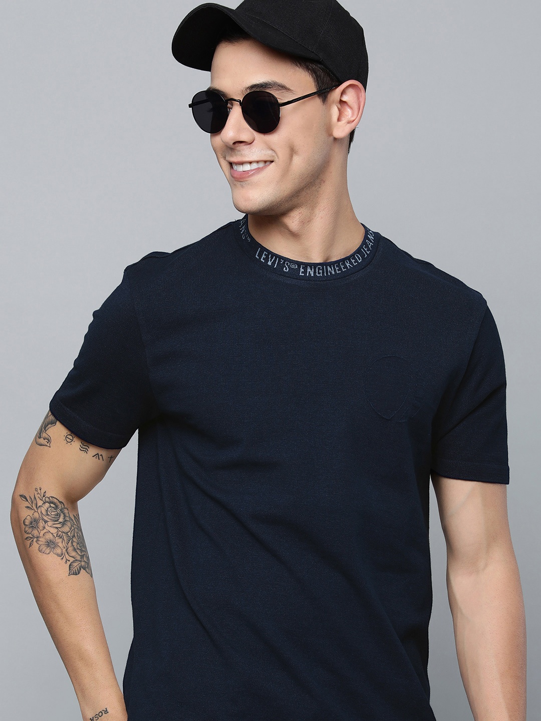 Levis Men Navy Blue Round Neck Regular Sleeves Indigo Pure Cotton Regular Fit T-shirt
Levis Men Navy Blue Round Neck Regular Sleeves Indigo Pure Cotton Regular Fit T-shirt