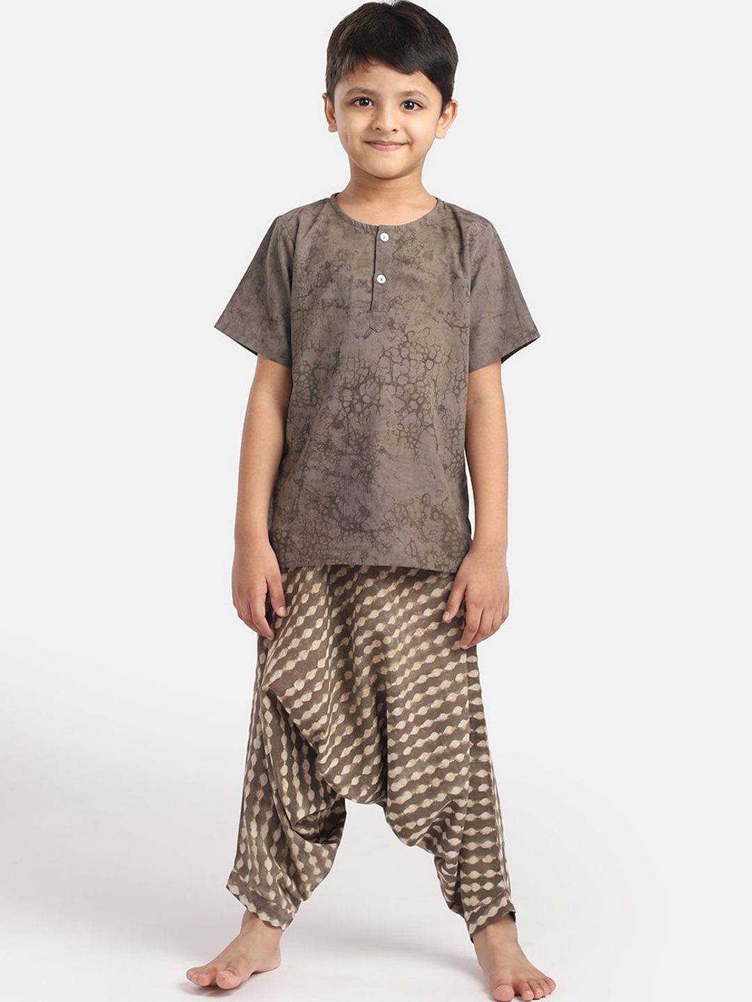 THE BABY LABEL Kids Brown Naturally Dyed Abstract Block Prints Kurta with Harem Pants
THE BABY LABEL Kids Brown Naturally Dyed Abstract Block Prints Kurta with Harem Pants