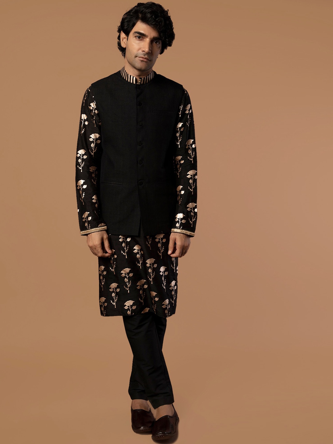 Masaba Men Black & Gold-Toned Floral Layered Raw Silk Kurta with Pyjamas & Nehru Jacket
Masaba Men Black & Gold-Toned Floral Layered Raw Silk Kurta with Pyjamas & Nehru Jacket