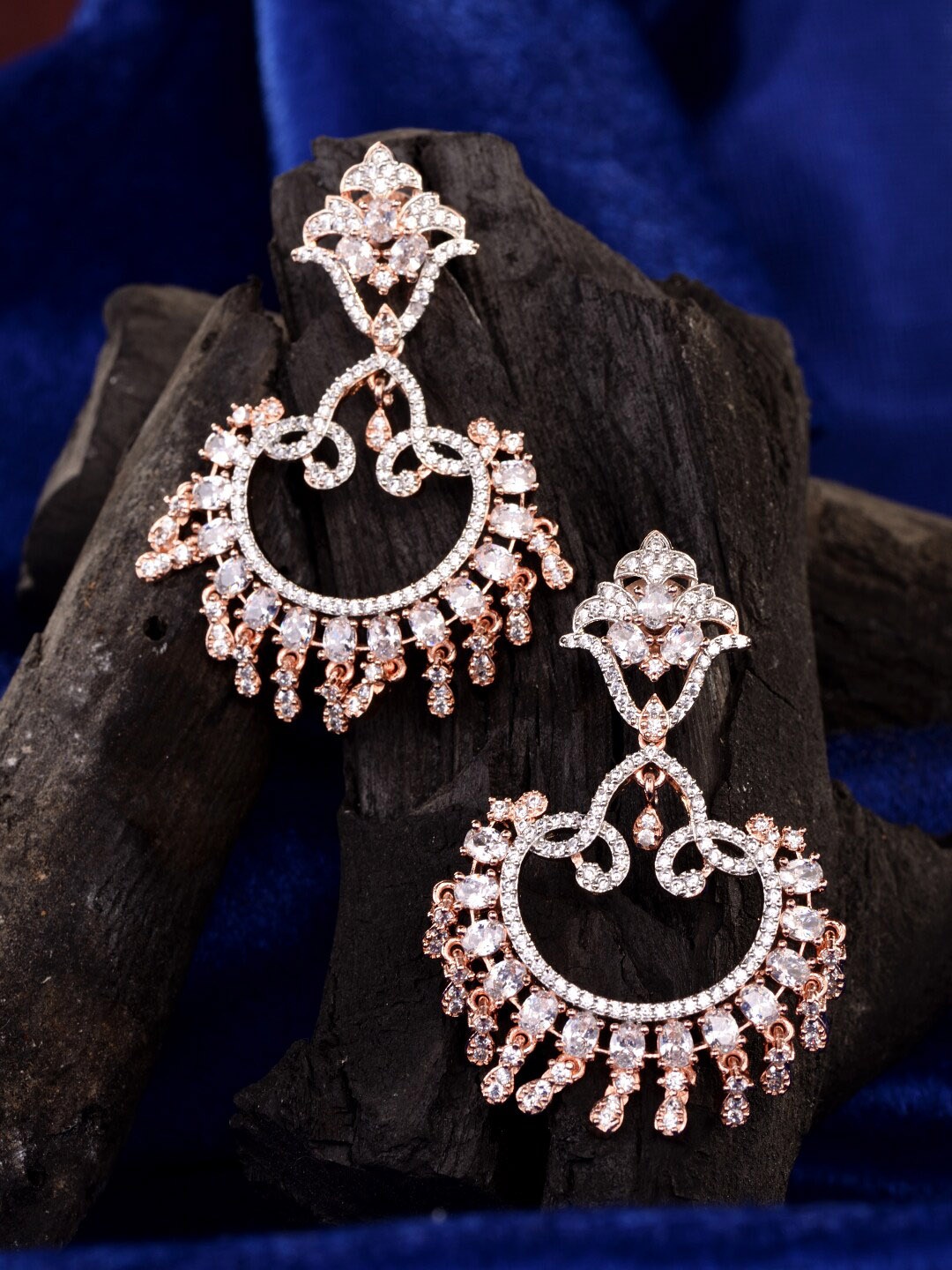 Saraf RS Jewellery Rose Gold-Plated & White AD Studded Contemporary Chandbalis Earrings
Saraf RS Jewellery Rose Gold-Plated & White AD Studded Contemporary Chandbalis Earrings