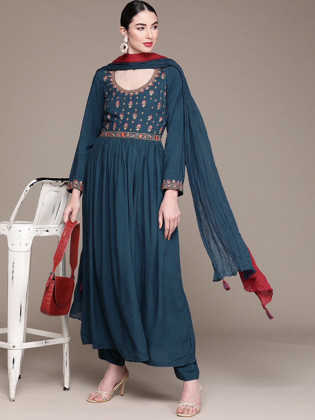 aarke Ritu Kumar Women Teal Blue Floral Thread Work Detail Kurta with Trousers & Dupatta
aarke Ritu Kumar Women Teal Blue Floral Thread Work Detail Kurta with Trousers & Dupatta