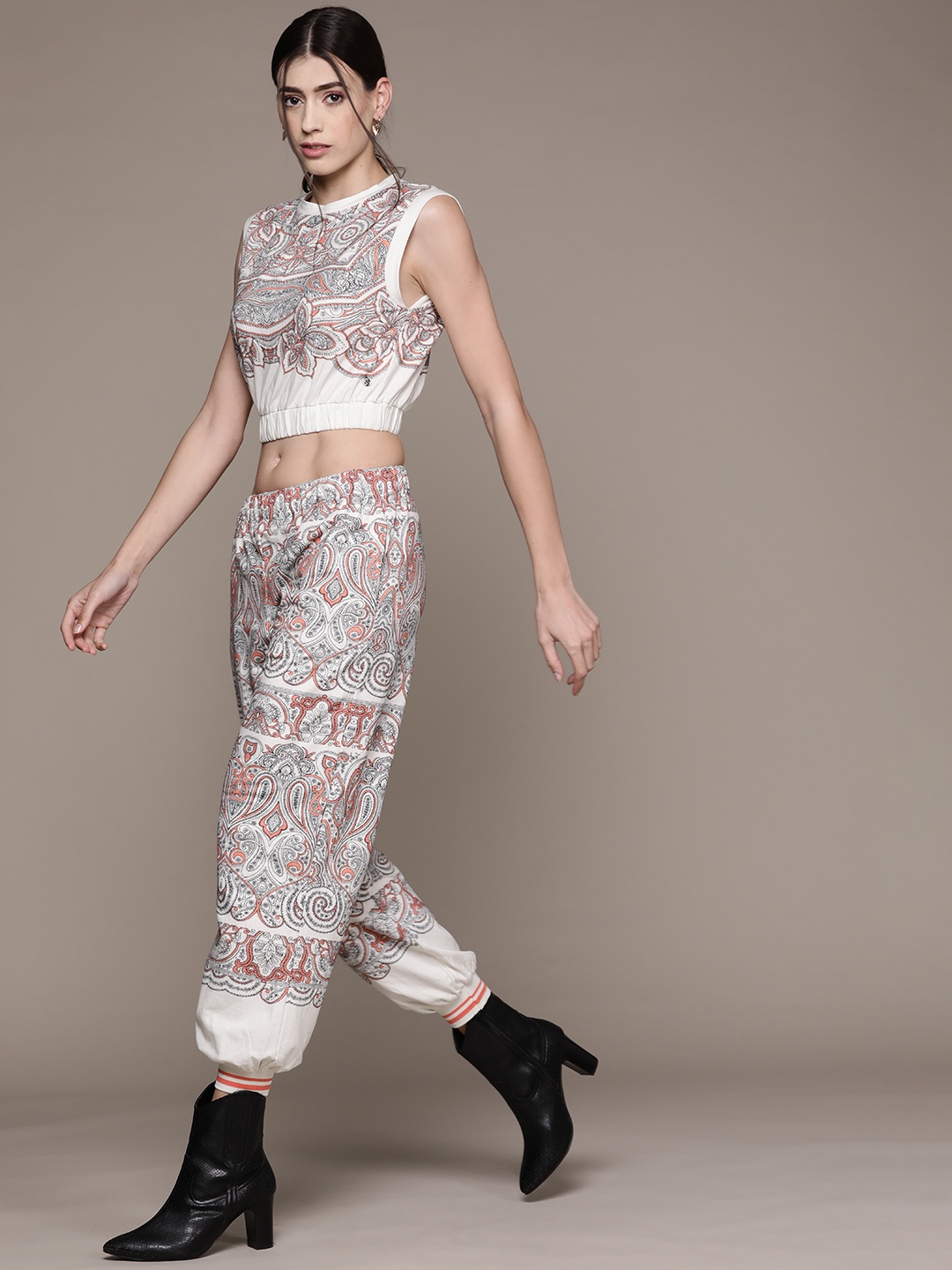 Label Ritu Kumar Women Off-White & Black Ethnic Motifs Printed Pure Cotton Co-Ords Set
Label Ritu Kumar Women Off-White & Black Ethnic Motifs Printed Pure Cotton Co-Ords Set