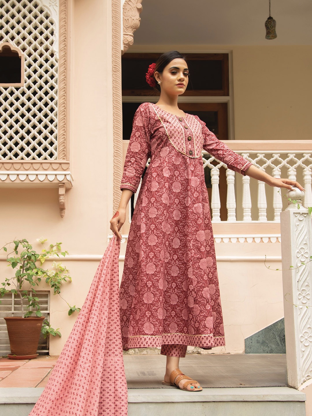 Zanani INDIA Women Pink Floral Printed Pure Cotton Kurta with Palazzos & With Dupatta
Zanani INDIA Women Pink Floral Printed Pure Cotton Kurta with Palazzos & With Dupatta