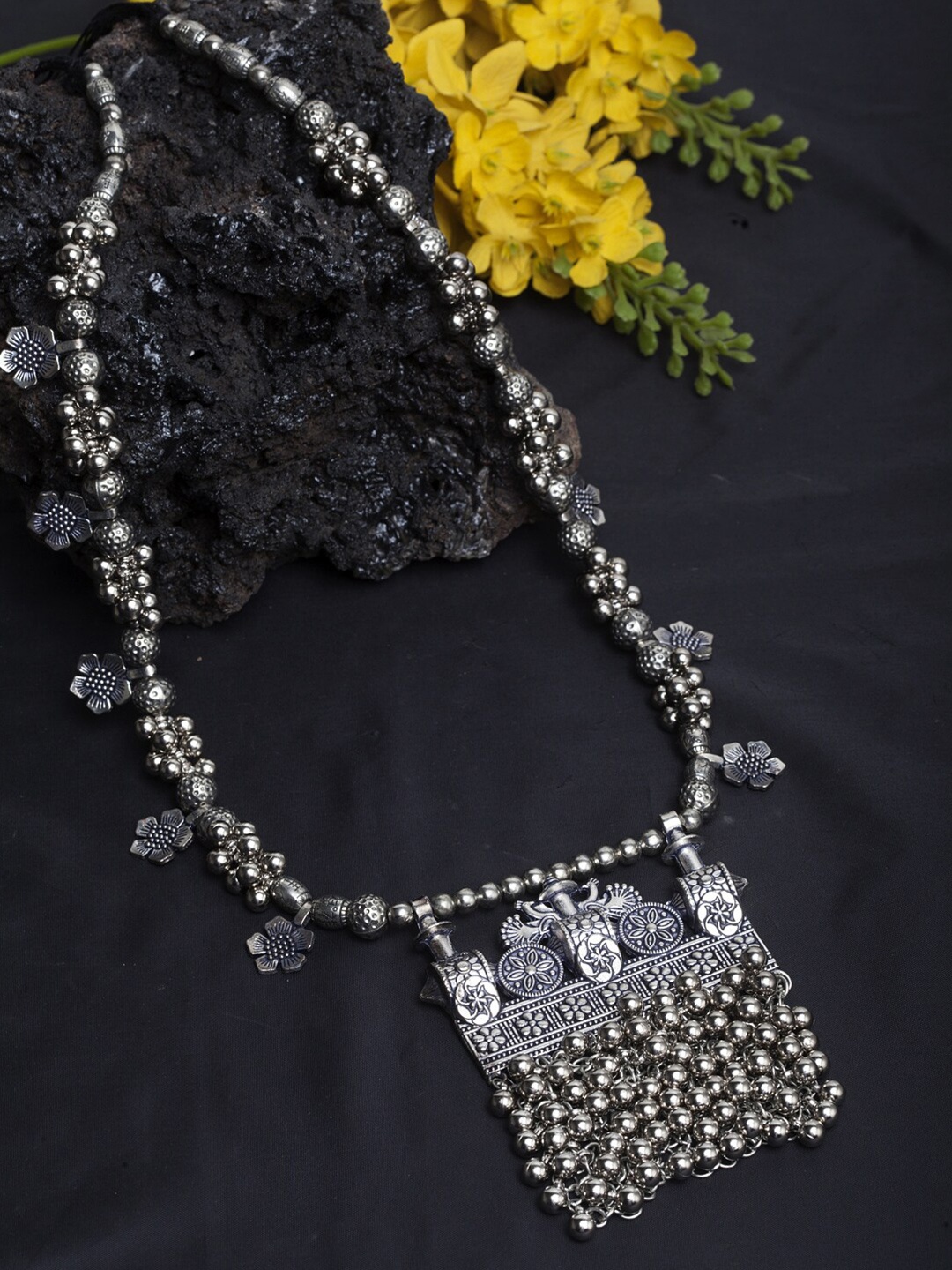 Moedbuille Silver-Toned Brass Silver-Plated Oxidised Filigree Tasselled Necklace
Moedbuille Silver-Toned Brass Silver-Plated Oxidised Filigree Tasselled Necklace