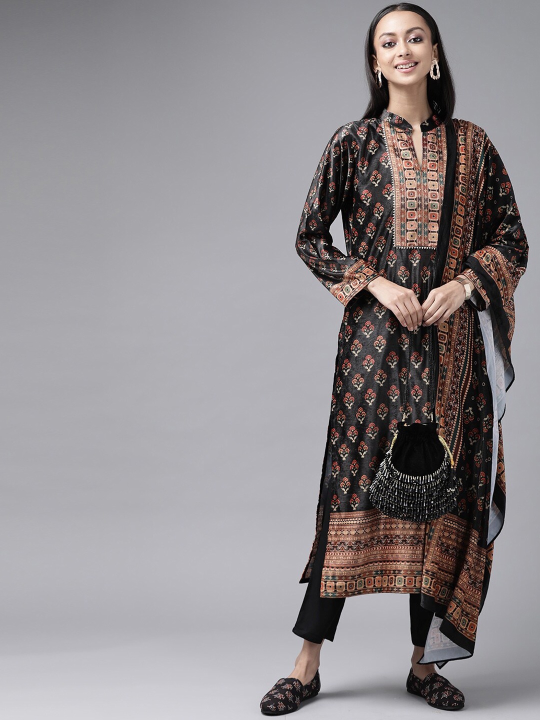 Libas Women Black Ethnic Motifs Printed Gotta Patti Velvet Kurta with Trousers & With Dupatta
Libas Women Black Ethnic Motifs Printed Gotta Patti Velvet Kurta with Trousers & With Dupatta