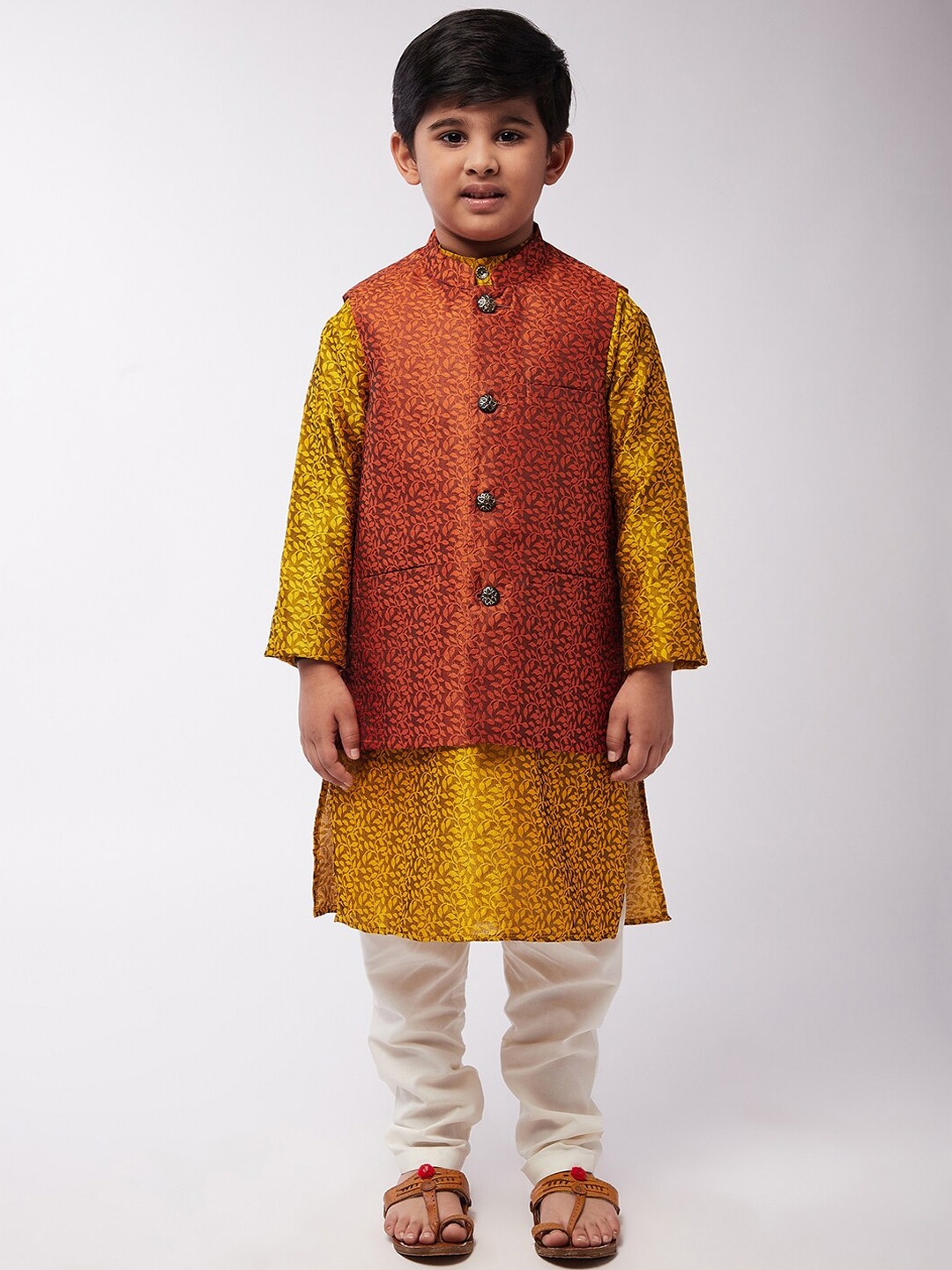 SOJANYA Boys Mustard Yellow Ethnic Motifs Printed Kurta Pyjamas with Nehrujacket
SOJANYA Boys Mustard Yellow Ethnic Motifs Printed Kurta Pyjamas with Nehrujacket