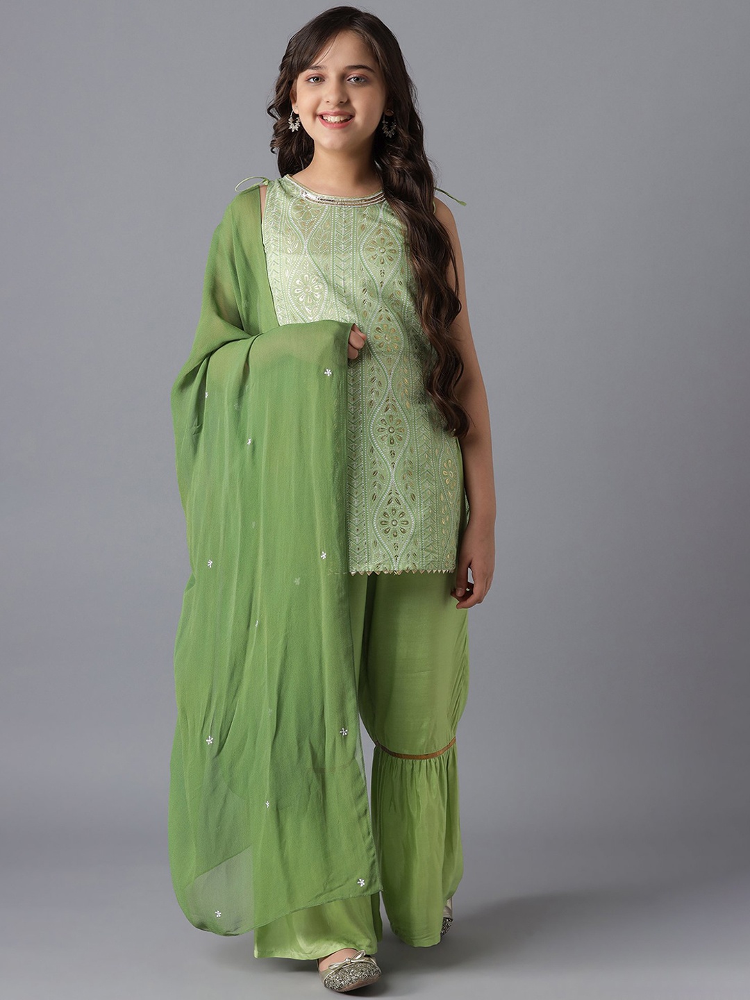 AURELIA Girls Green Yoke Design Yoke Design Keyhole Neck Flared Sleeves Kaftan Kurta
AURELIA Girls Green Yoke Design Yoke Design Keyhole Neck Flared Sleeves Kaftan Kurta