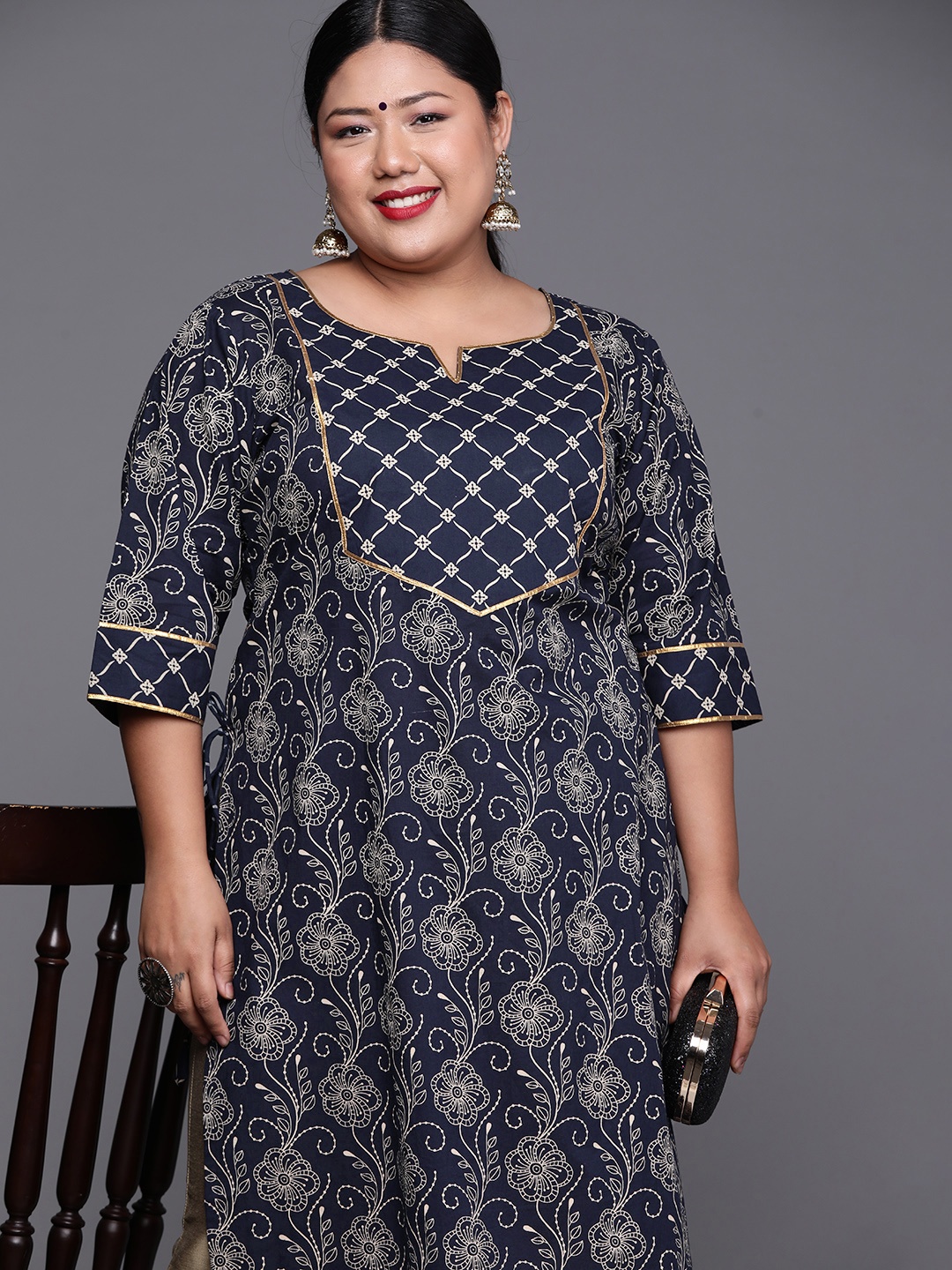 EXTRA LOVE BY LIBAS Women Navy Blue & Off White Floral Printed Gotta Patti Floral Kurta
EXTRA LOVE BY LIBAS Women Navy Blue & Off White Floral Printed Gotta Patti Floral Kurta