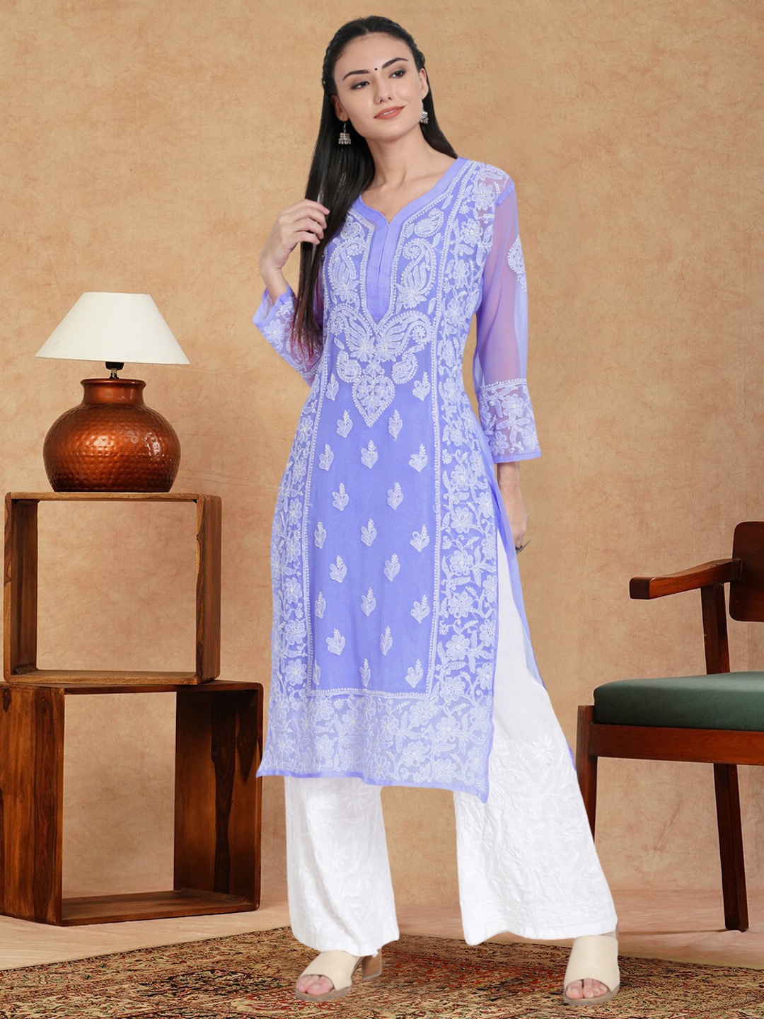 PARAMOUNT CHIKAN Women Mauve & White Ethnic Motifs Embroidered Chikankari Georgette Kurta
PARAMOUNT CHIKAN Women Mauve & White Ethnic Motifs Embroidered Chikankari Georgette Kurta
