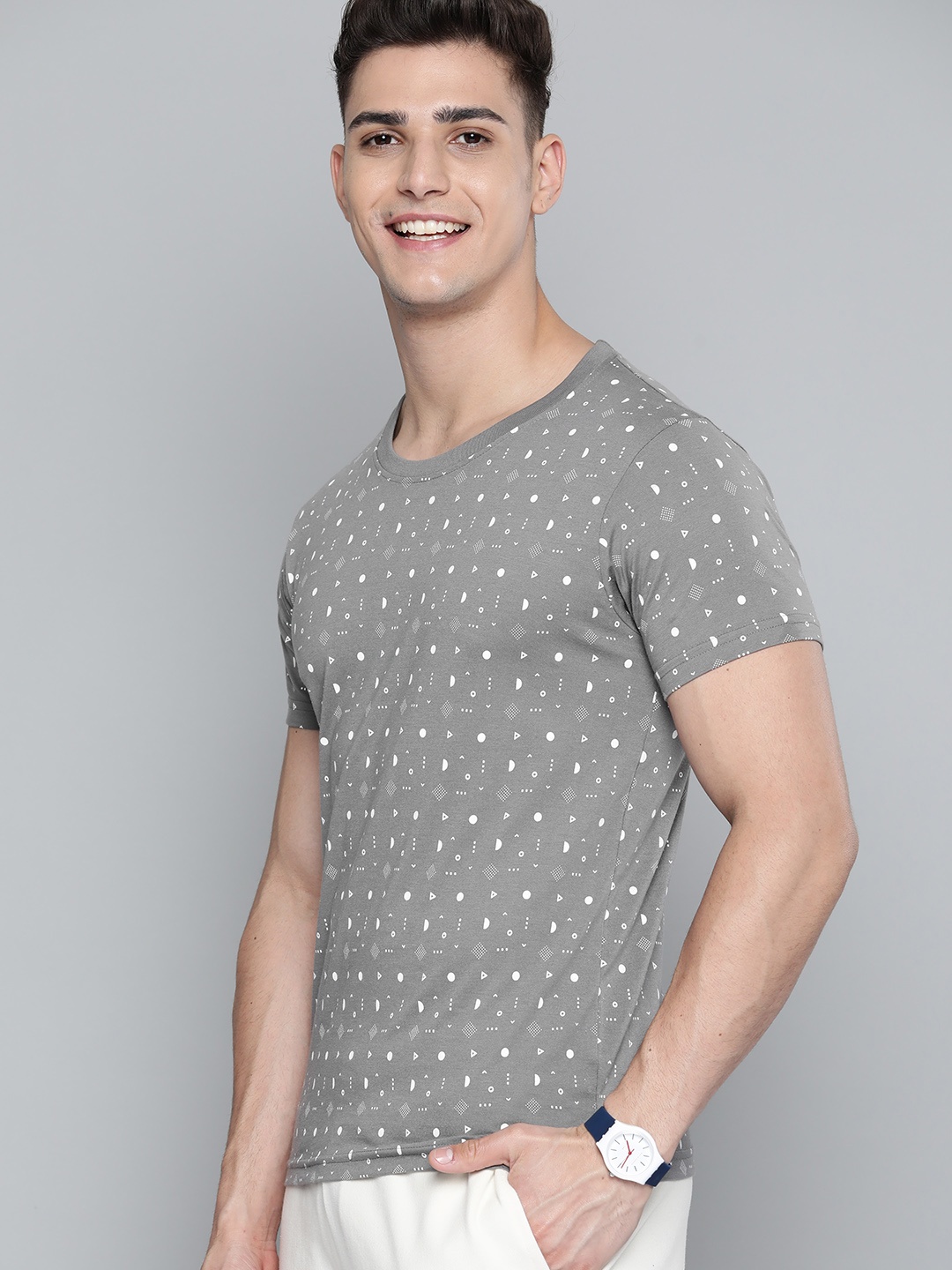 HERE&NOW Men Grey & White Geometric Printed T-shirt