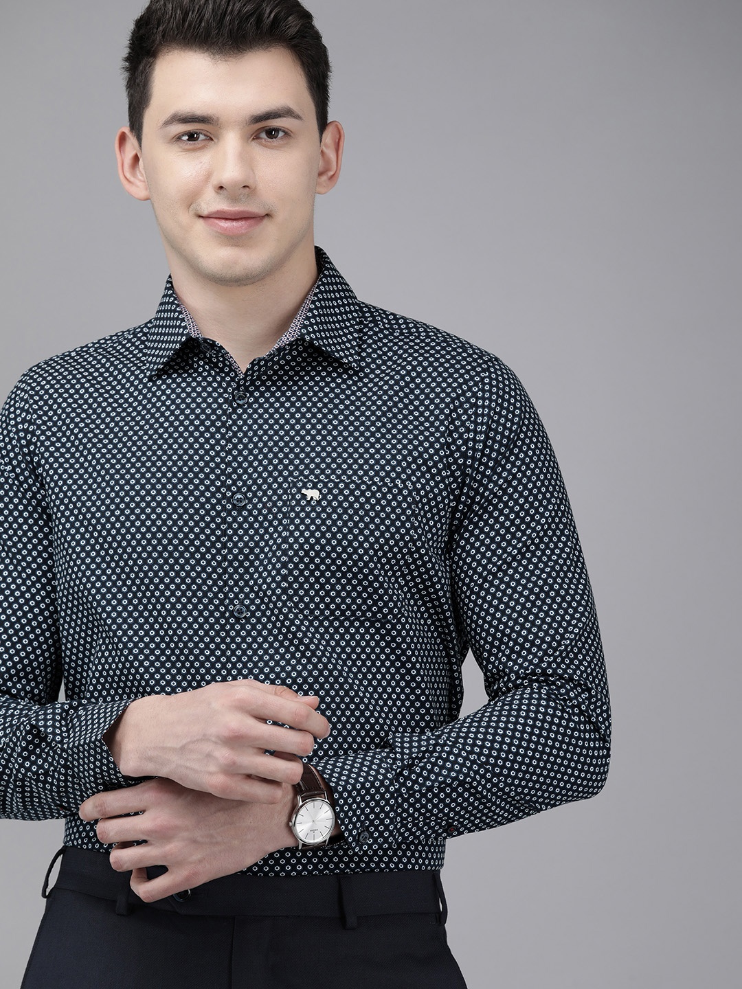 THE BEAR HOUSE Men Blue & White Slim Fit Ditsy Geometric Printed Cotton Formal Shirt
THE BEAR HOUSE Men Blue & White Slim Fit Ditsy Geometric Printed Cotton Formal Shirt