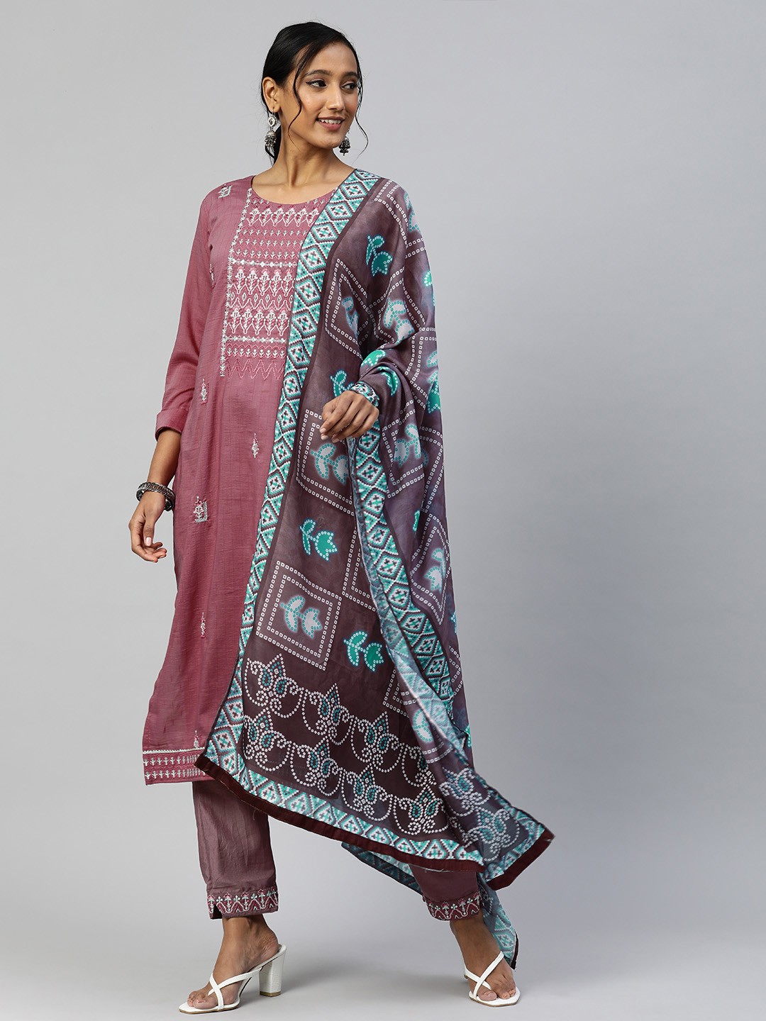 SheWill Women Mauve Ethnic Motifs Embroidered Thread Work Kurta with Trousers & With Dupatta
SheWill Women Mauve Ethnic Motifs Embroidered Thread Work Kurta with Trousers & With Dupatta