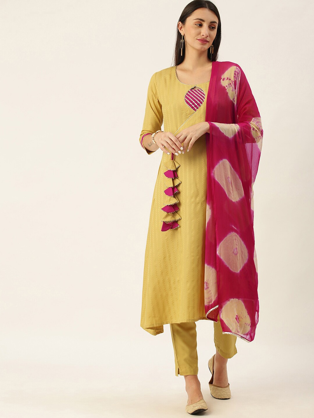Somras Women Yellow Bandhani Angrakha Gotta Patti Kurta with Trousers & With Dupatta
Somras Women Yellow Bandhani Angrakha Gotta Patti Kurta with Trousers & With Dupatta