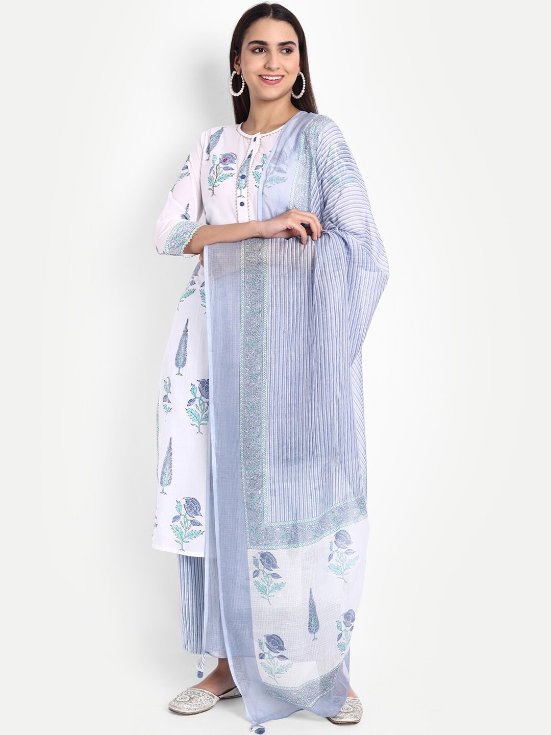 fabGLOBAL Women Blue Floral Printed Gotta Patti Pure Cotton Kurta with Trousers & With Dupatta
fabGLOBAL Women Blue Floral Printed Gotta Patti Pure Cotton Kurta with Trousers & With Dupatta