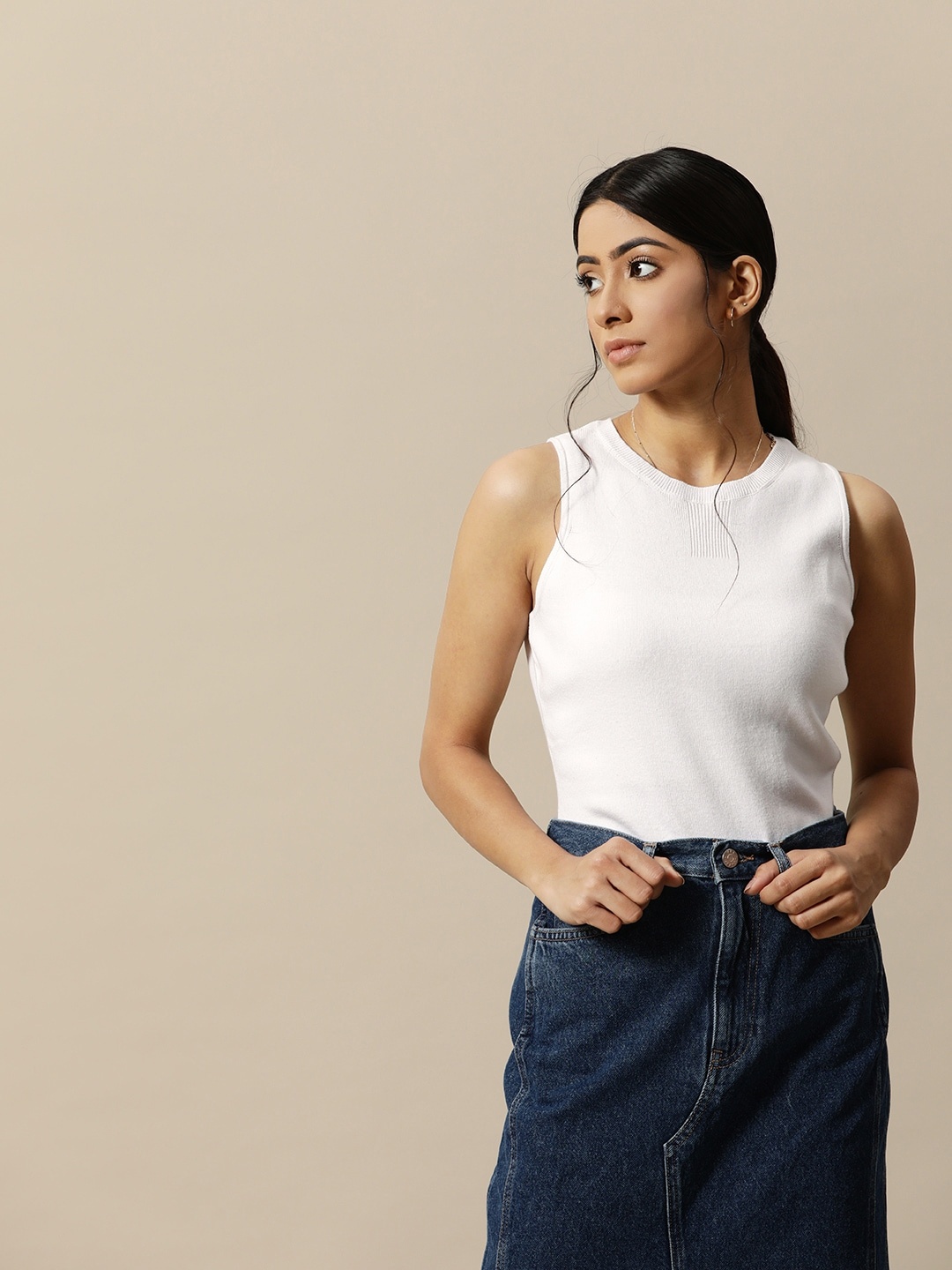 BOWER White-Coloured Solid Knitted Vest