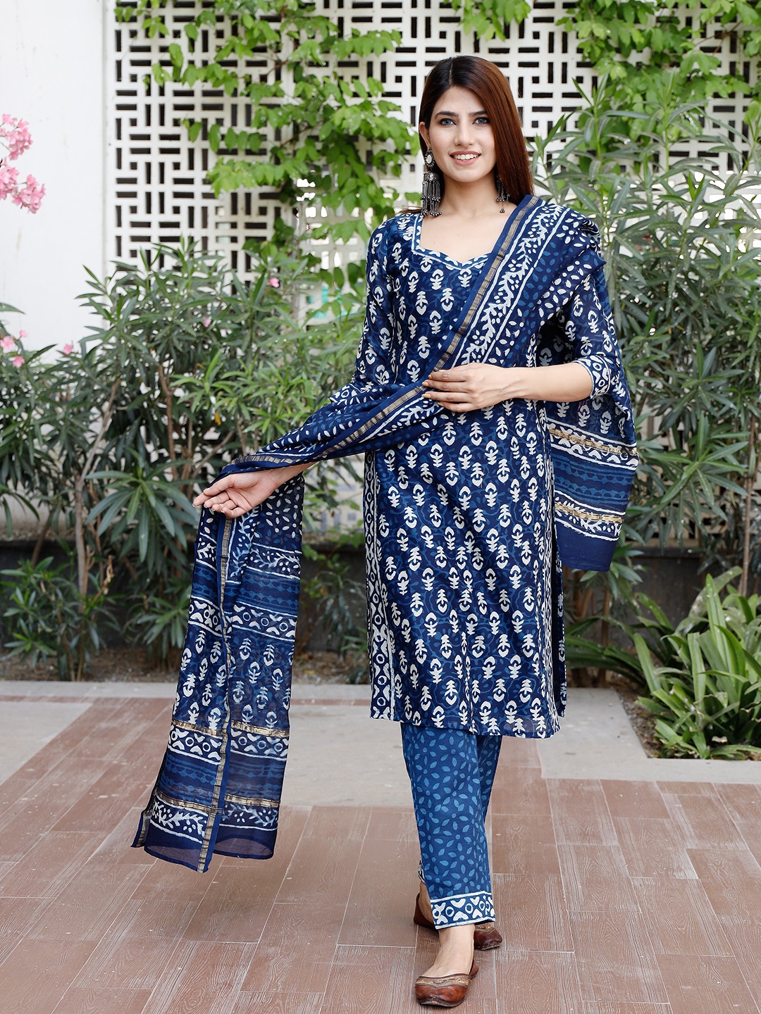 PHEETA Women Navy Blue Floral Printed Chanderi Cotton Kurti with Trousers & With Dupatta
PHEETA Women Navy Blue Floral Printed Chanderi Cotton Kurti with Trousers & With Dupatta