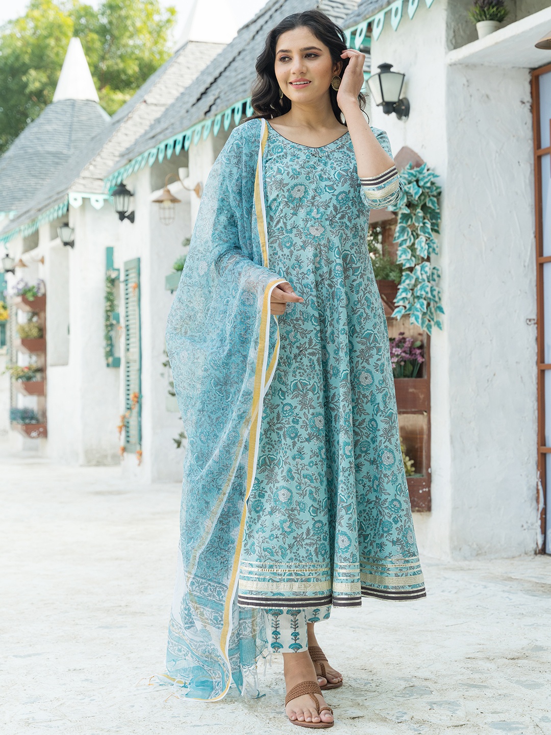 PHEETA Women Blue Floral Printed Gotta Patti Pure Cotton Kurta with Trousers & With Dupatta
PHEETA Women Blue Floral Printed Gotta Patti Pure Cotton Kurta with Trousers & With Dupatta