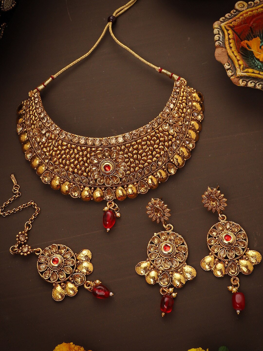 ANIKAS CREATION Gold-Plated Red Stone-Studded & Beaded Traditional Hasli Style Jewellery Set
ANIKAS CREATION Gold-Plated Red Stone-Studded & Beaded Traditional Hasli Style Jewellery Set