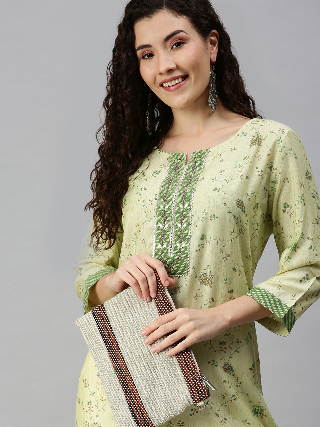 SHOWOFF Women Green Floral Three-Quarter Sleeves Round Neck Gotta Patti Straight Kurta
SHOWOFF Women Green Floral Three-Quarter Sleeves Round Neck Gotta Patti Straight Kurta