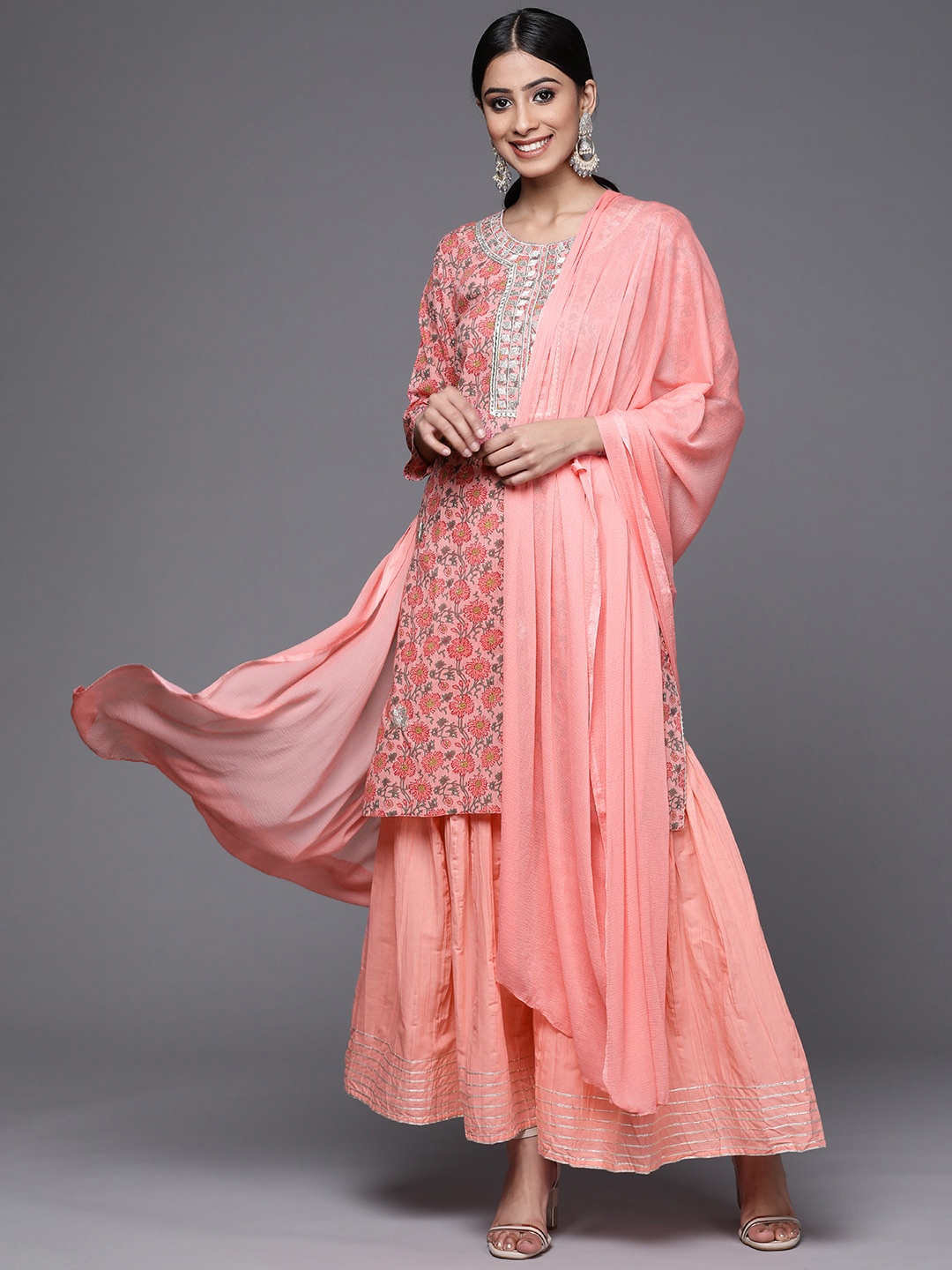 Varanga Women Pink & Grey Floral Print Gotta Patti Cotton Kurta with Sharara & Dupatta
Varanga Women Pink & Grey Floral Print Gotta Patti Cotton Kurta with Sharara & Dupatta