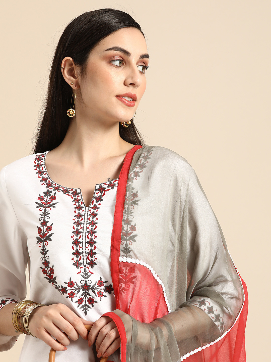 Anouk Women White & Maroon Floral Embroidered Thread Work Kurta with Trousers & Dupatta
Anouk Women White & Maroon Floral Embroidered Thread Work Kurta with Trousers & Dupatta