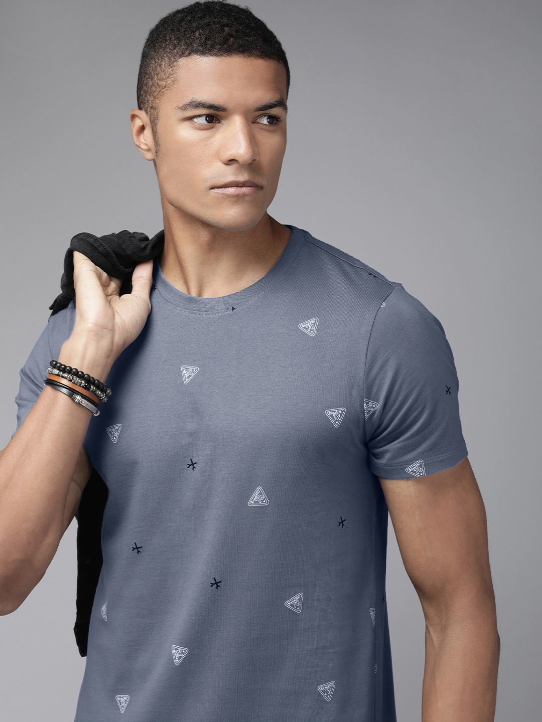 The Roadster Lifestyle Co. Men Grey Printed Slim Fit Pure Cotton Casual T-shirt
The Roadster Lifestyle Co. Men Grey Printed Slim Fit Pure Cotton Casual T-shirt