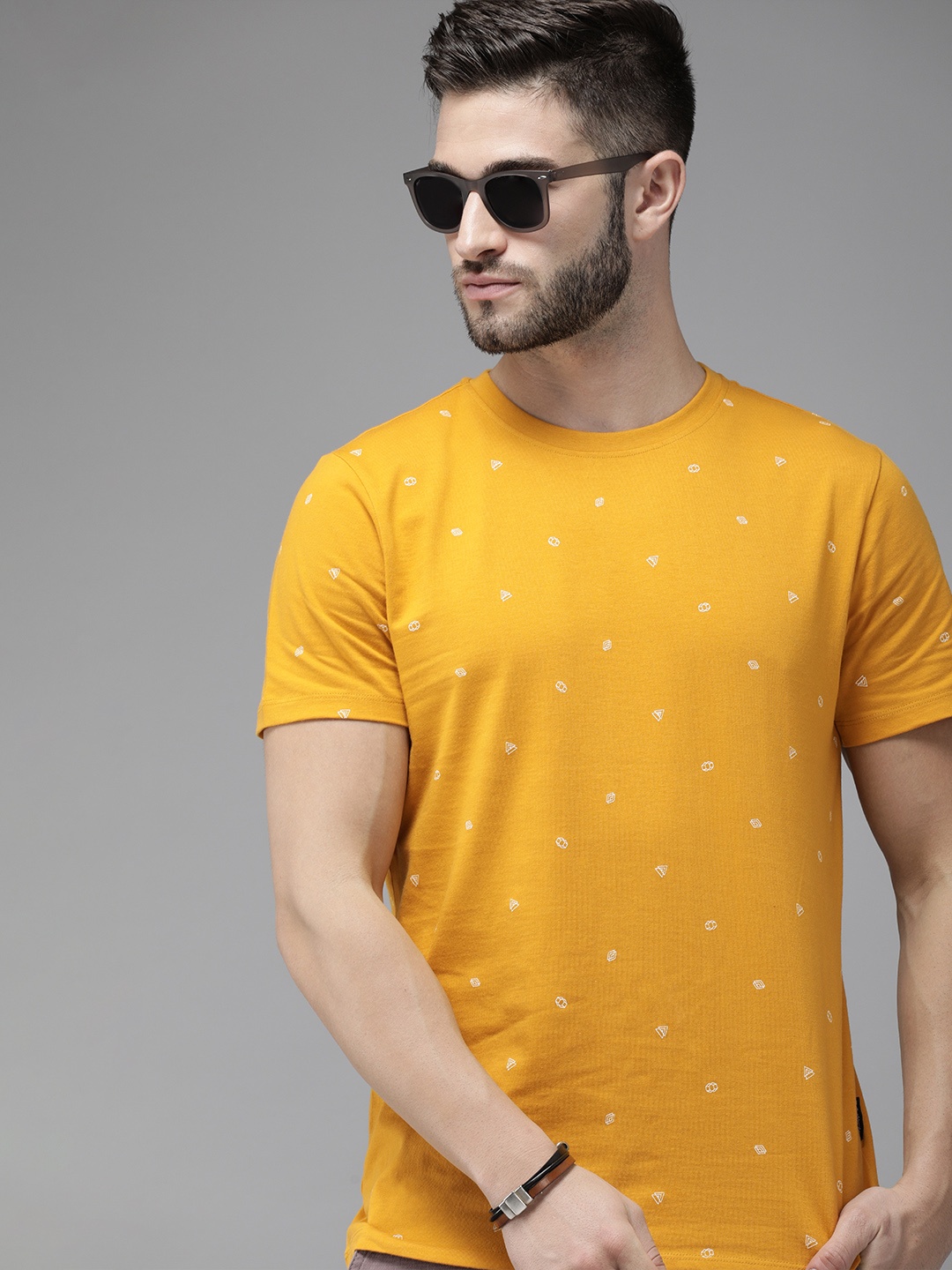 The Roadster Lifestyle Co Men Mustard Yellow Geometric Printed Pure Cotton Casual T-shirt
The Roadster Lifestyle Co Men Mustard Yellow Geometric Printed Pure Cotton Casual T-shirt