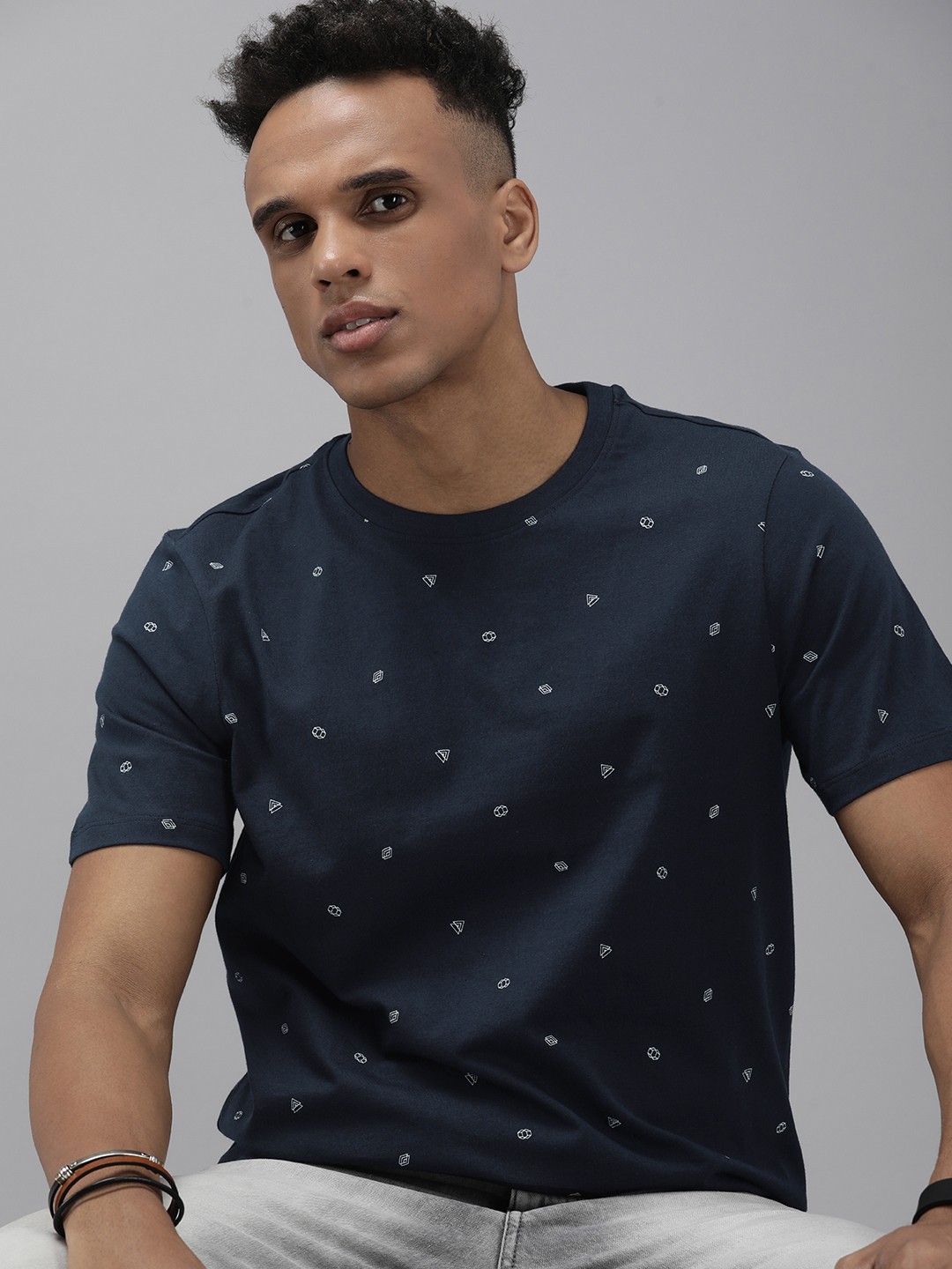 The Roadster Lifestyle Co Men Navy Blue & White Geometric Printed Pure Cotton T-shirt
The Roadster Lifestyle Co Men Navy Blue & White Geometric Printed Pure Cotton T-shirt